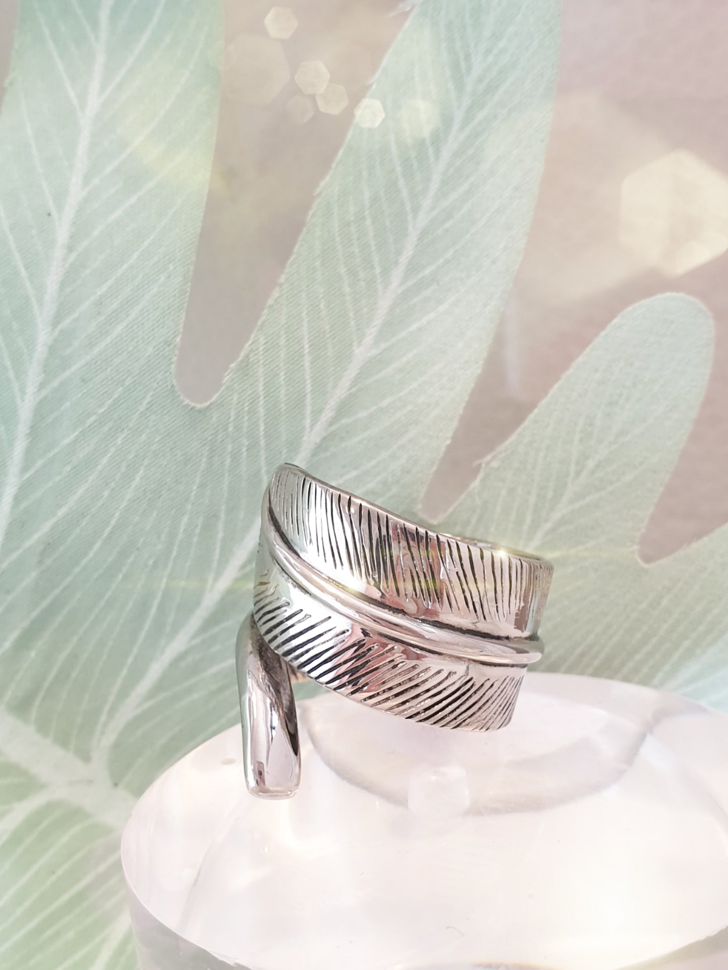 Breiter Edelstahl-Ring mit Blatt in Silber geschwärzt
