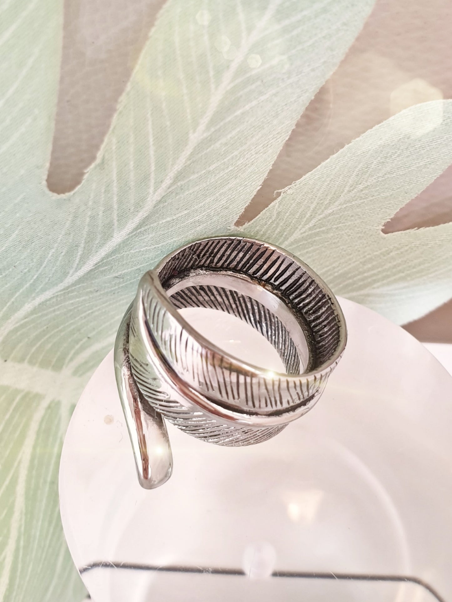 Breiter Edelstahl-Ring mit Blatt in Silber geschwärzt
