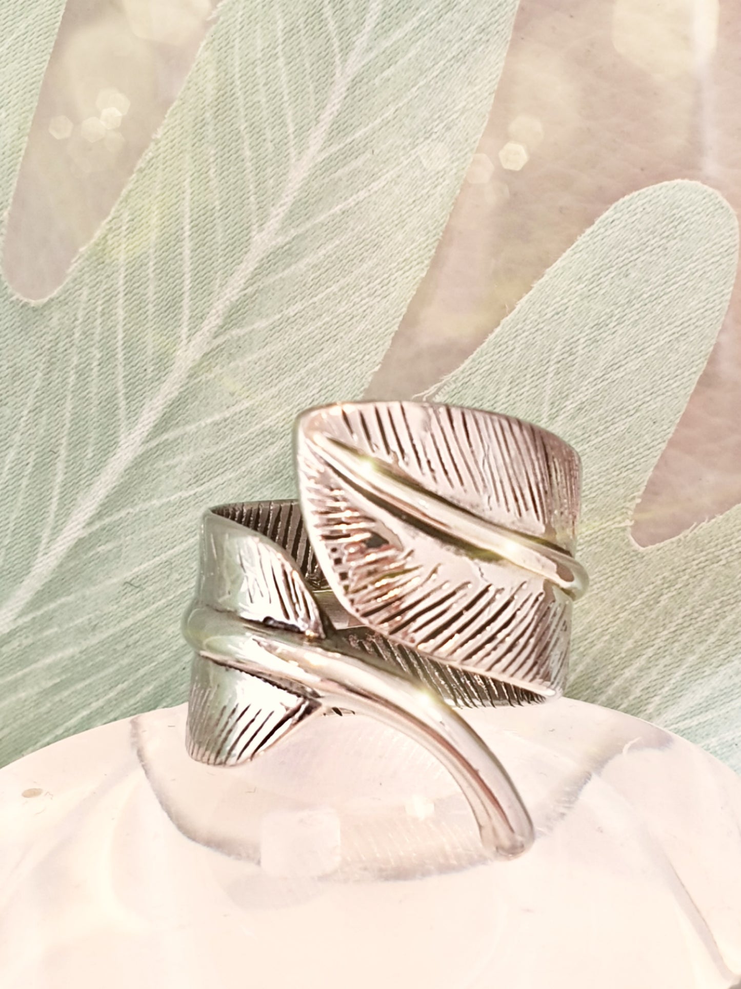 Breiter Edelstahl-Ring mit Blatt in Silber geschwärzt