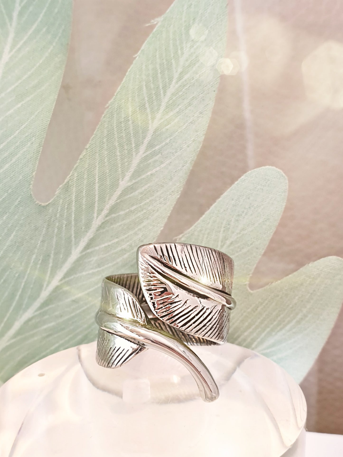 Breiter Edelstahl-Ring mit Blatt in Silber geschwärzt