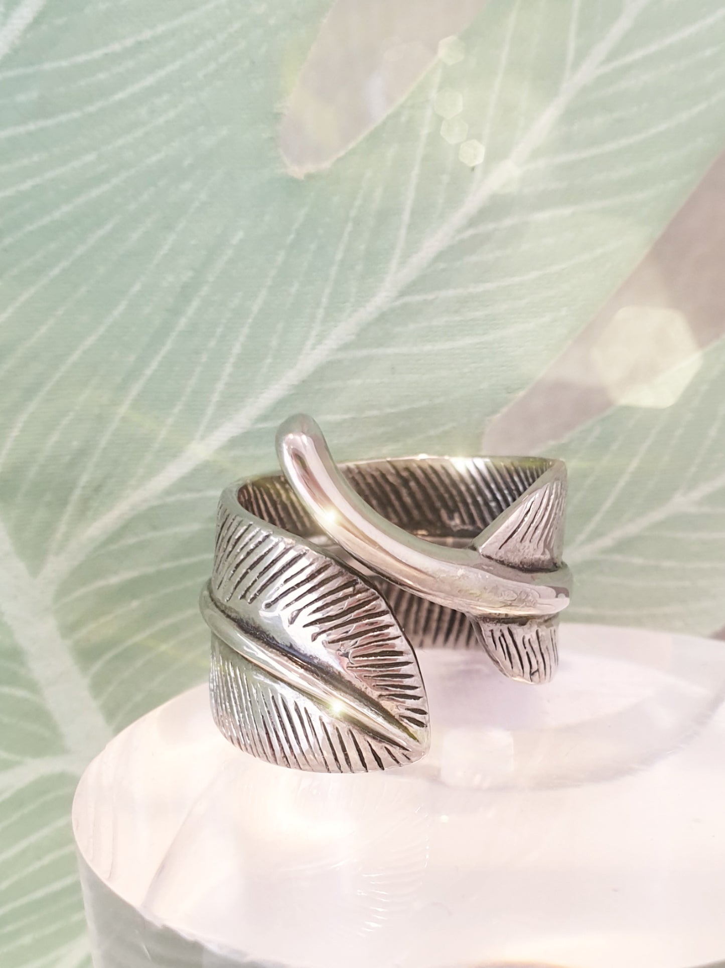 Breiter Edelstahl-Ring mit Blatt in Silber geschwärzt