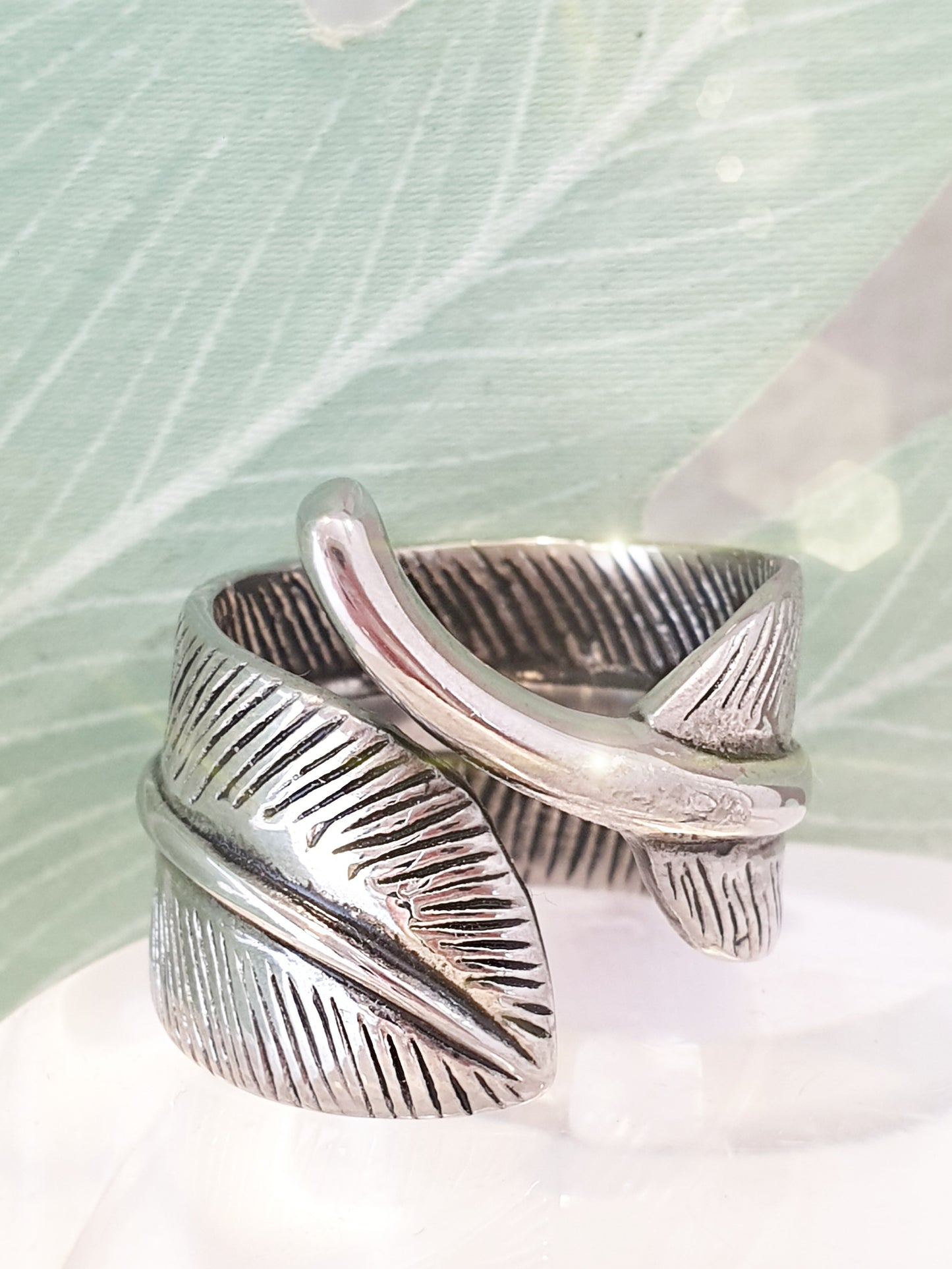 Breiter Edelstahl-Ring mit Blatt in Silber geschwärzt