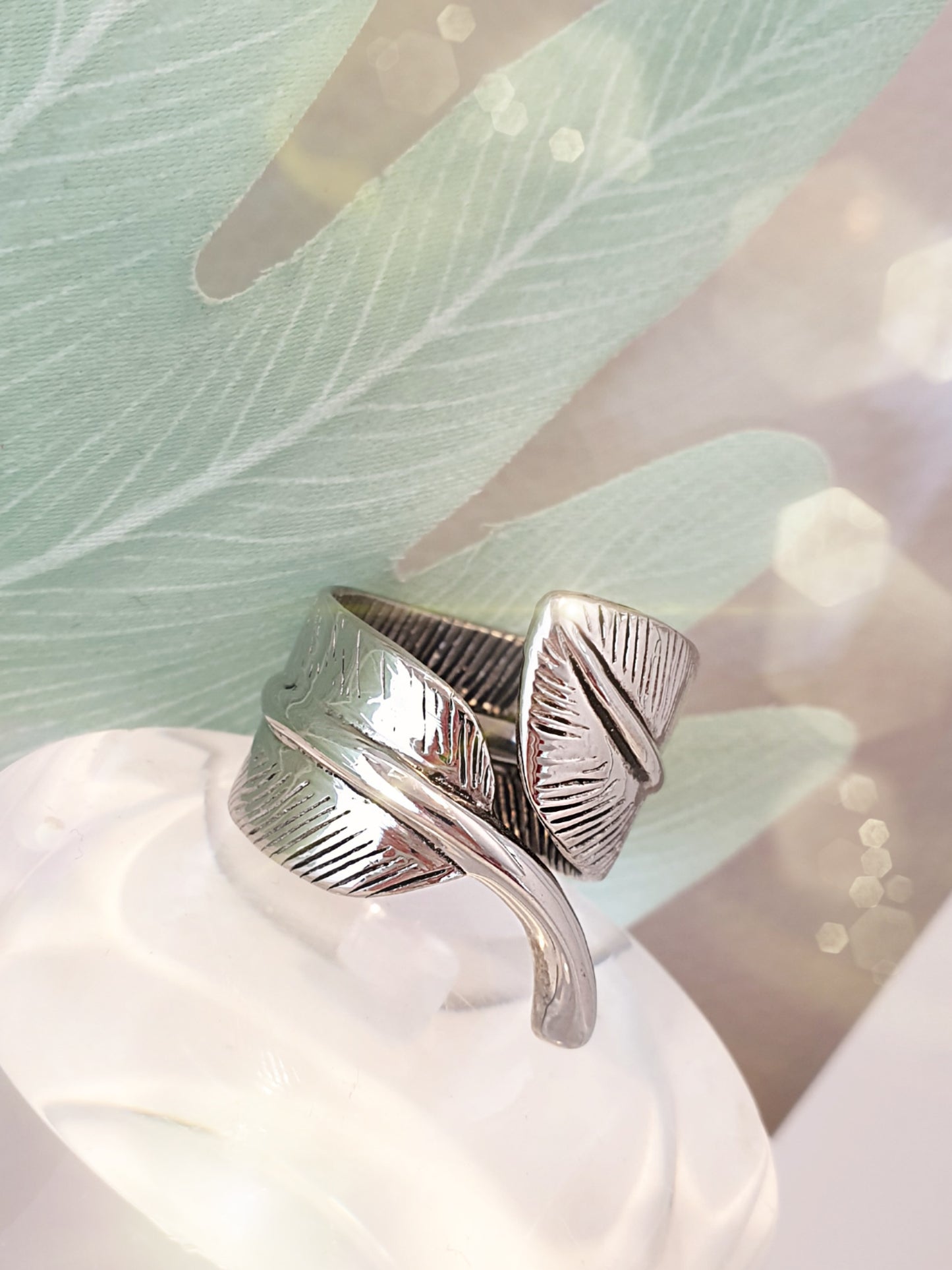 Breiter Edelstahl-Ring mit Blatt in Silber geschwärzt