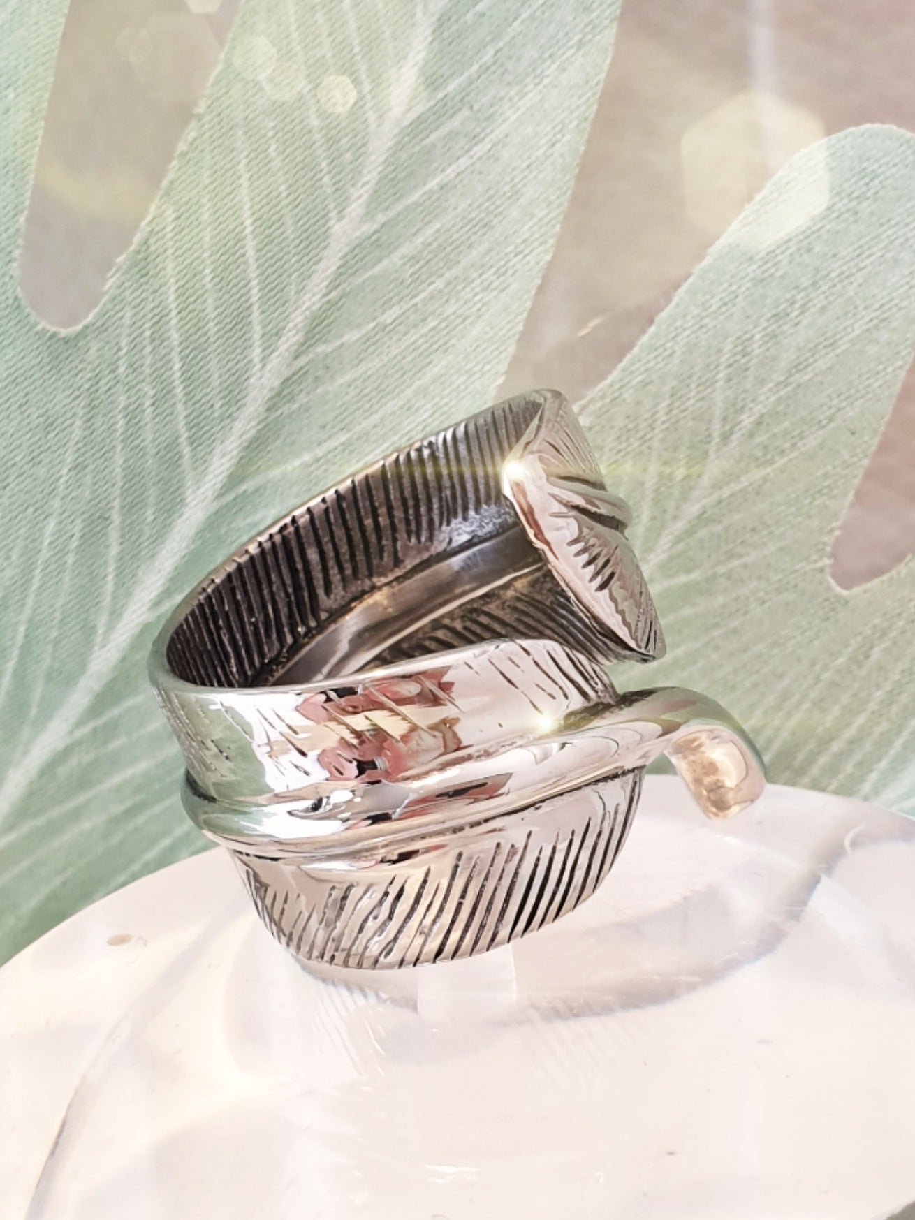 Breiter Edelstahl-Ring mit Blatt in Silber geschwärzt