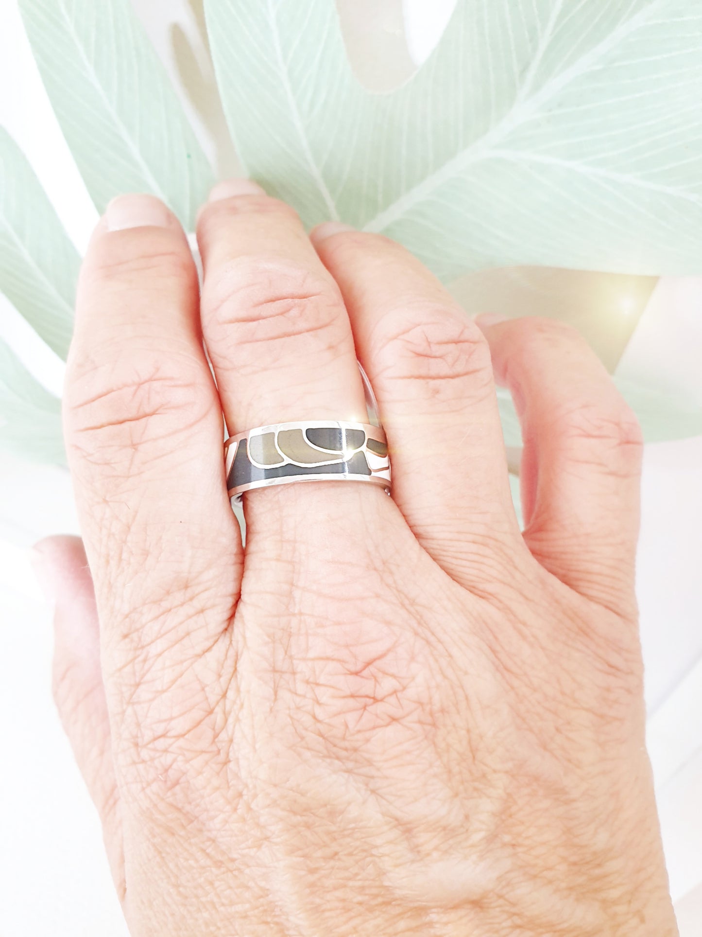 Ring aus Edelstahl mit Emaille Muster Tragefoto