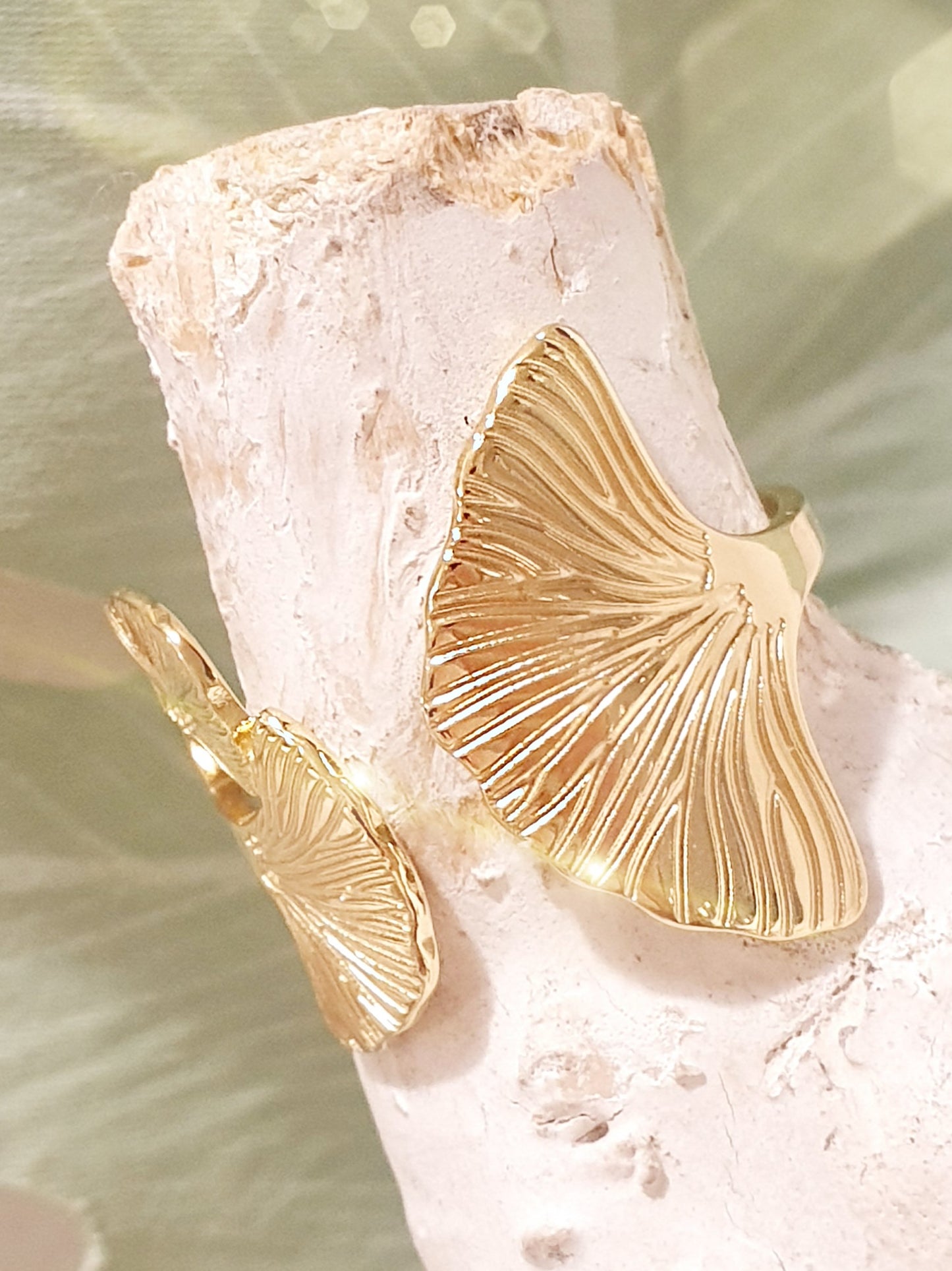 Edelstahl-Ring in Gold mit Ginko Blatt