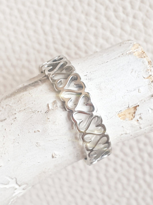 Edelstahl-Ring mit Herzen
