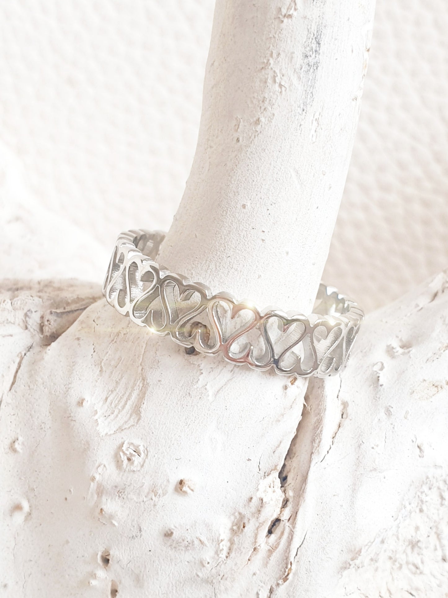 Ring aus Edelstahl mit Herzen