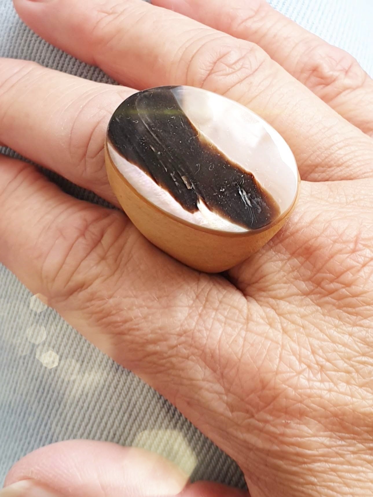 Holzring oval braun mit Perlmuttauflage