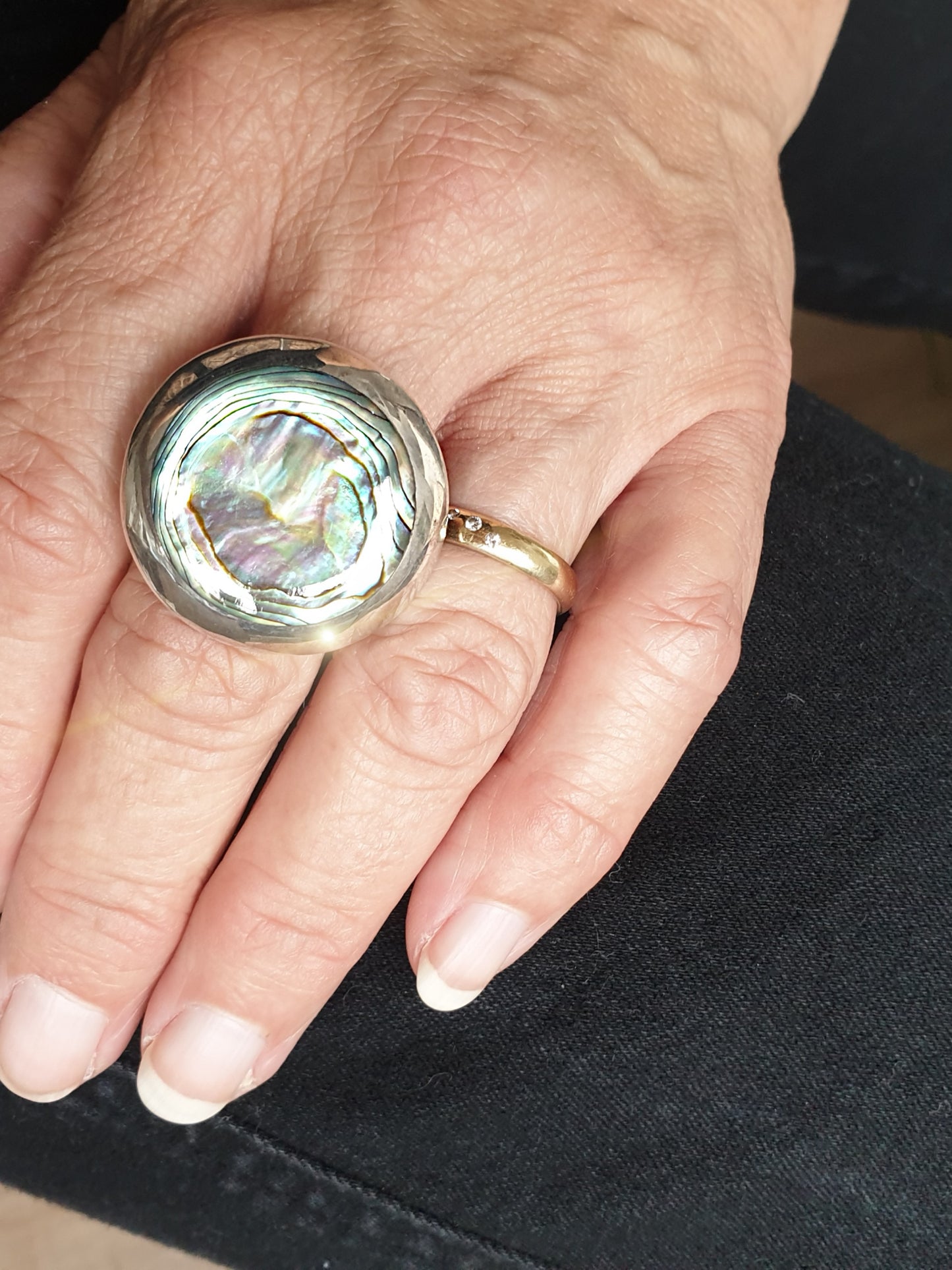 Großer Paua Muschel Ring an Hand