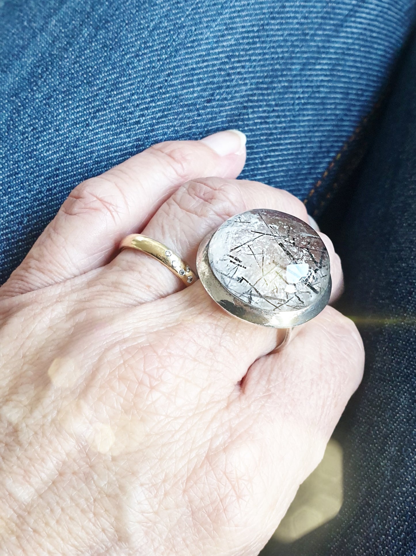 Sterlingsilberring mit großem Stein aus Turmalinquarz