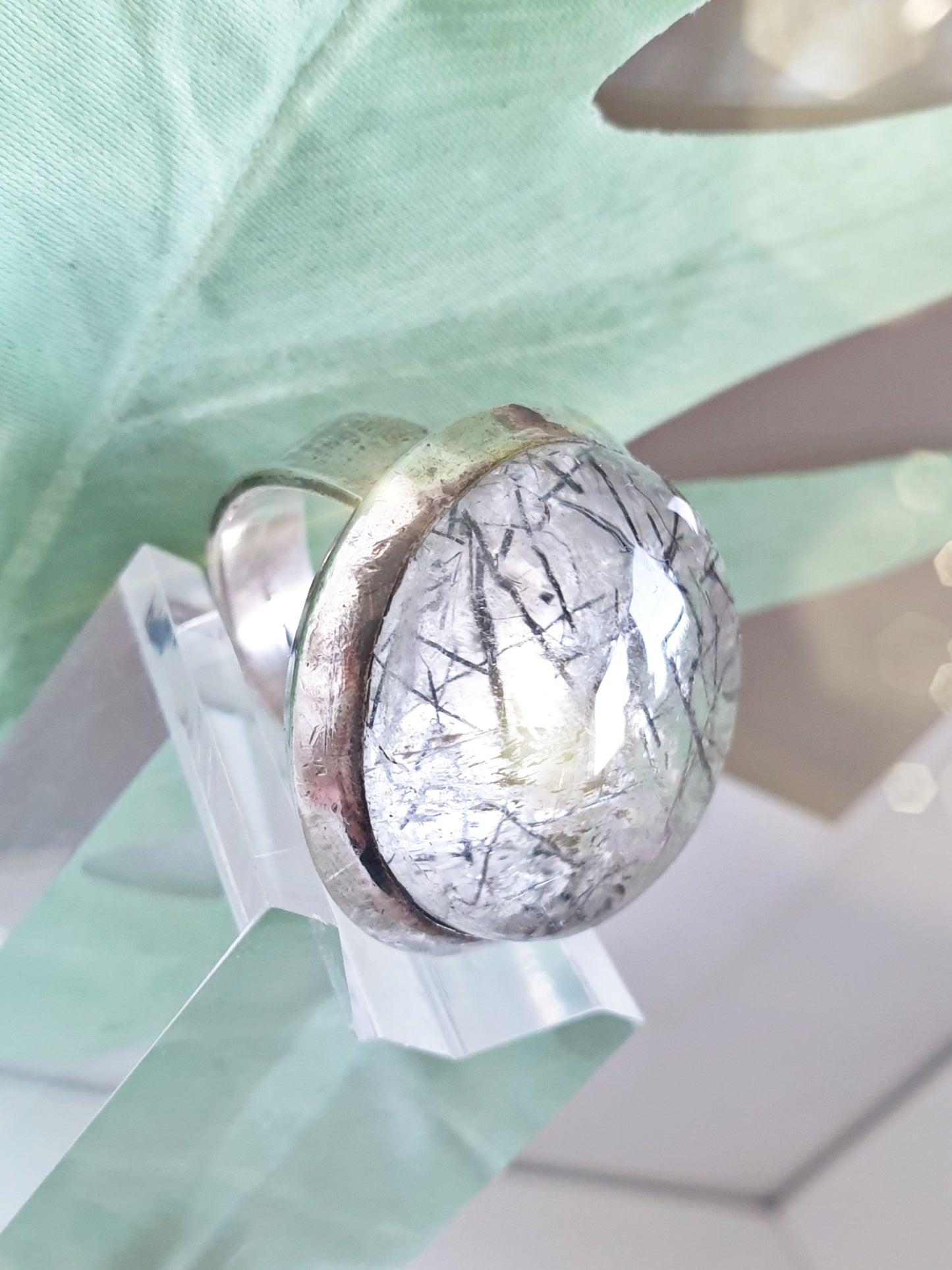 Sterlingsilberring mit großem Stein aus Turmalinquarz