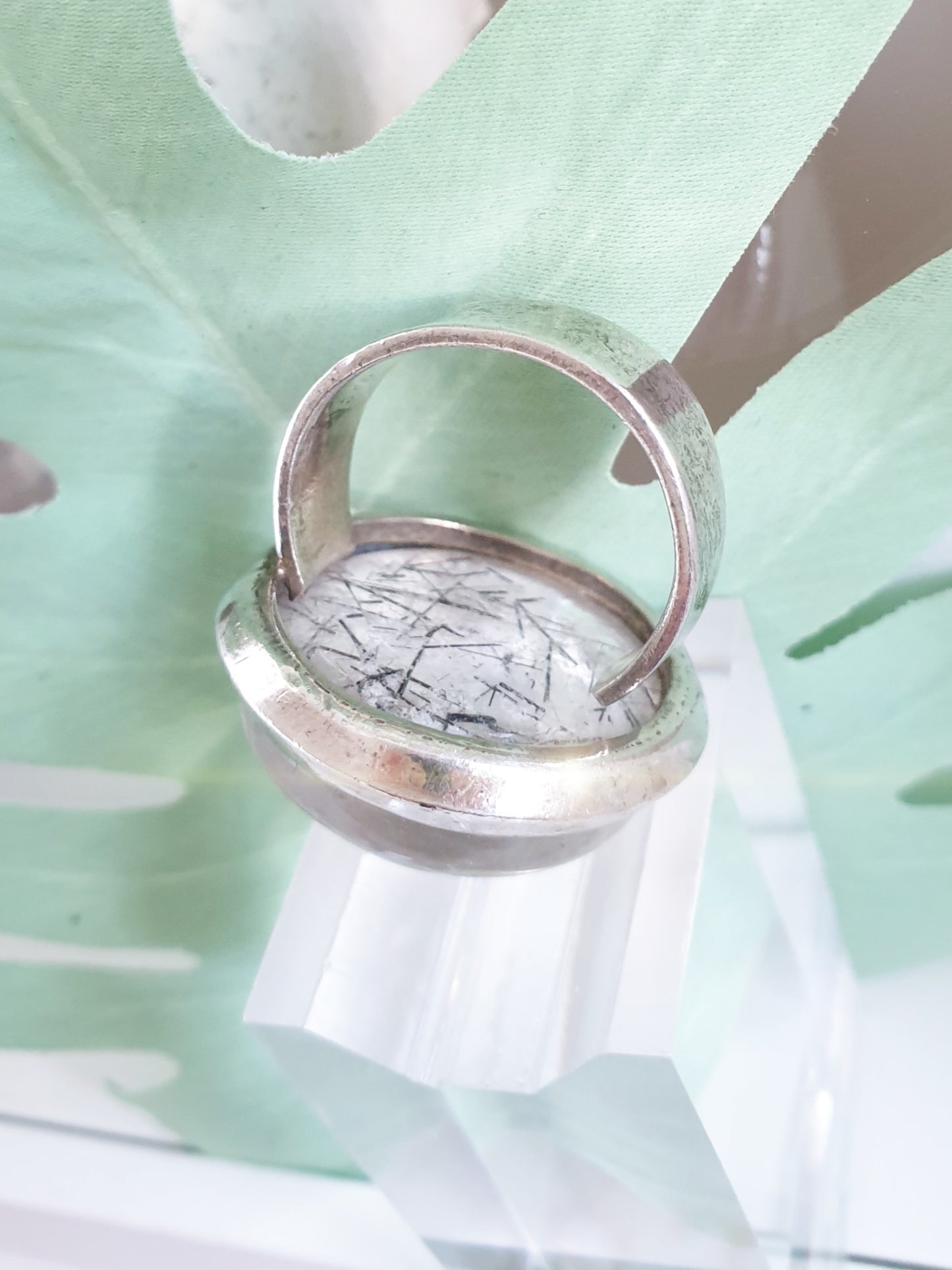 Sterlingsilberring mit großem Stein aus Turmalinquarz