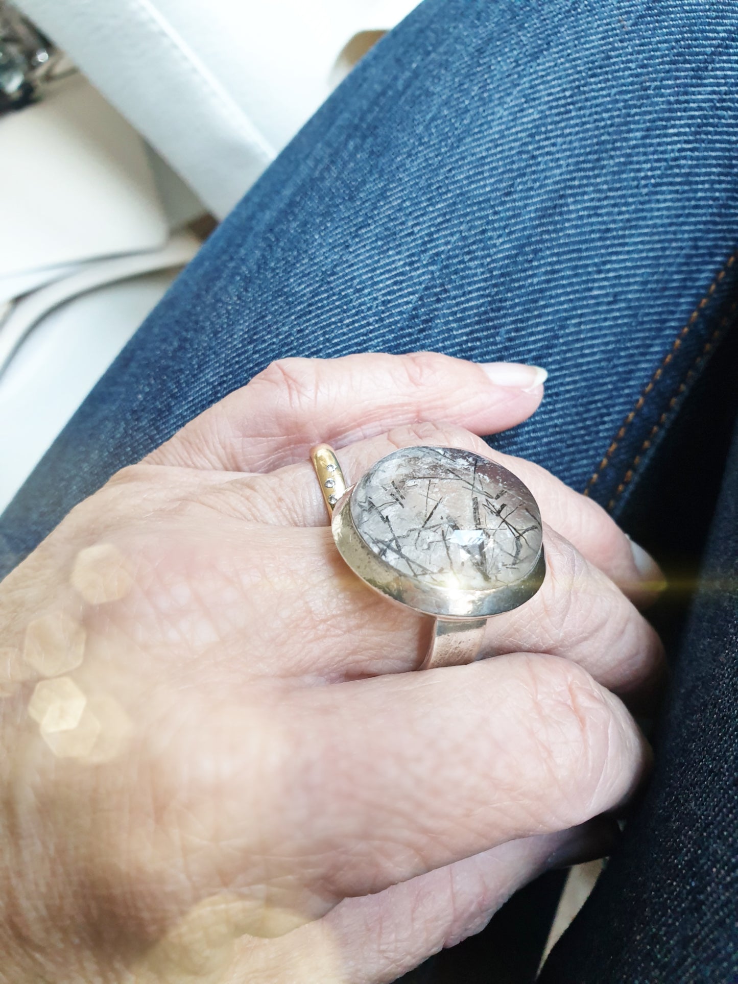 Sterlingsilberring mit großem Stein aus Turmalinquarz