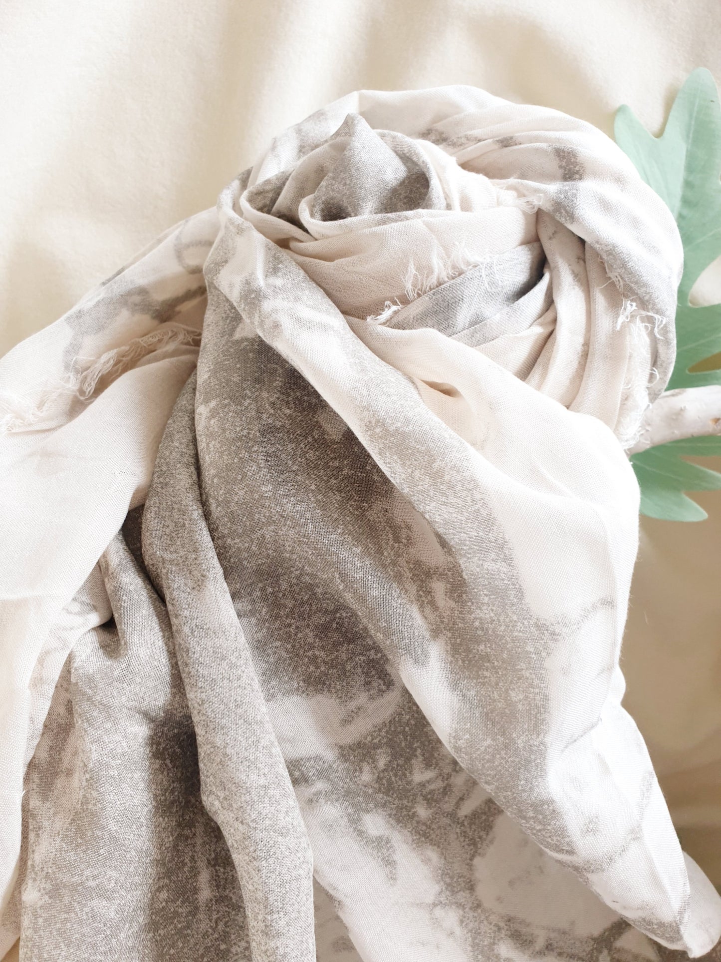 Schal aus micromodal in Beige taupe