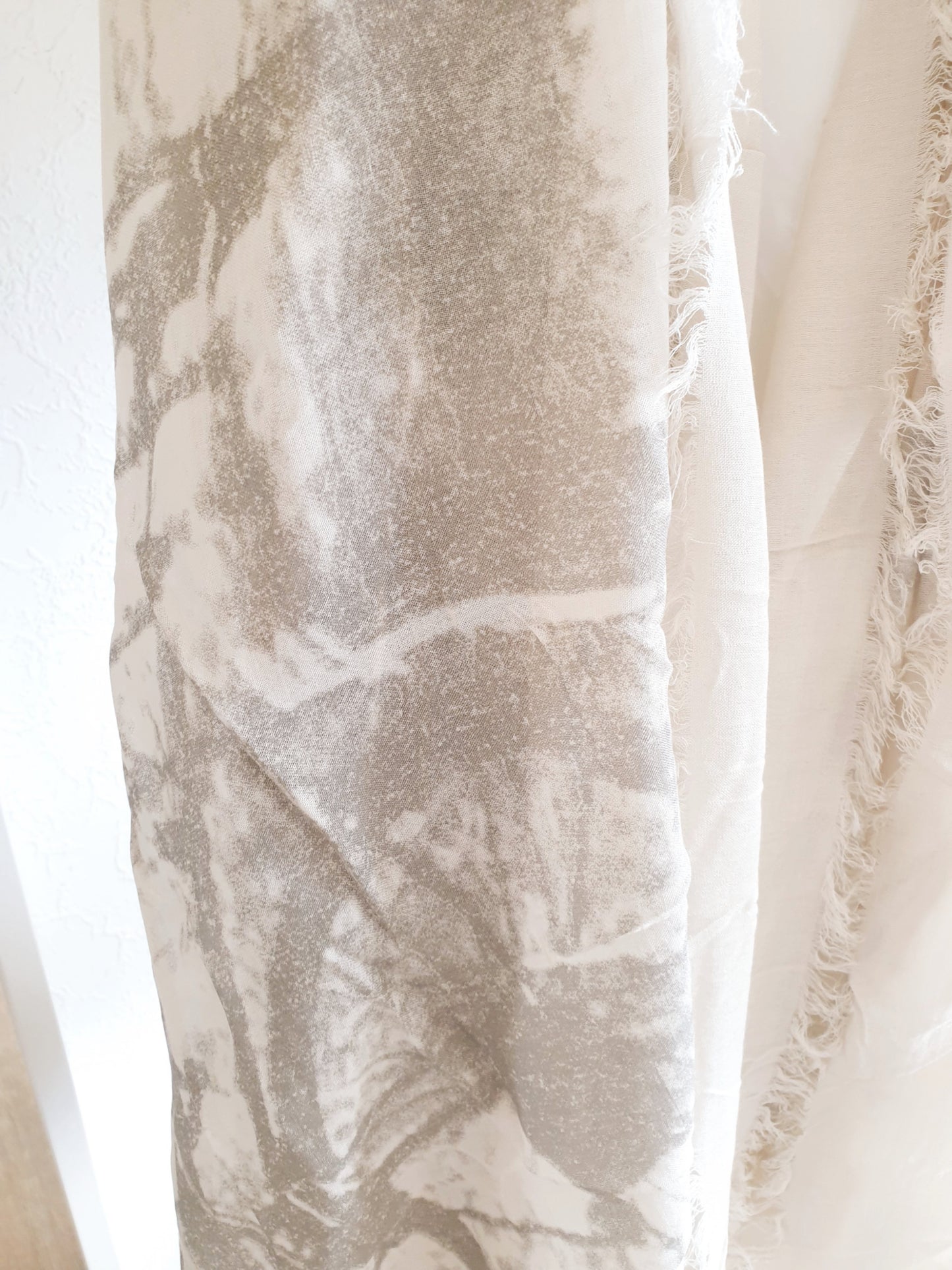 Schal aus micromodal in Beige taupe