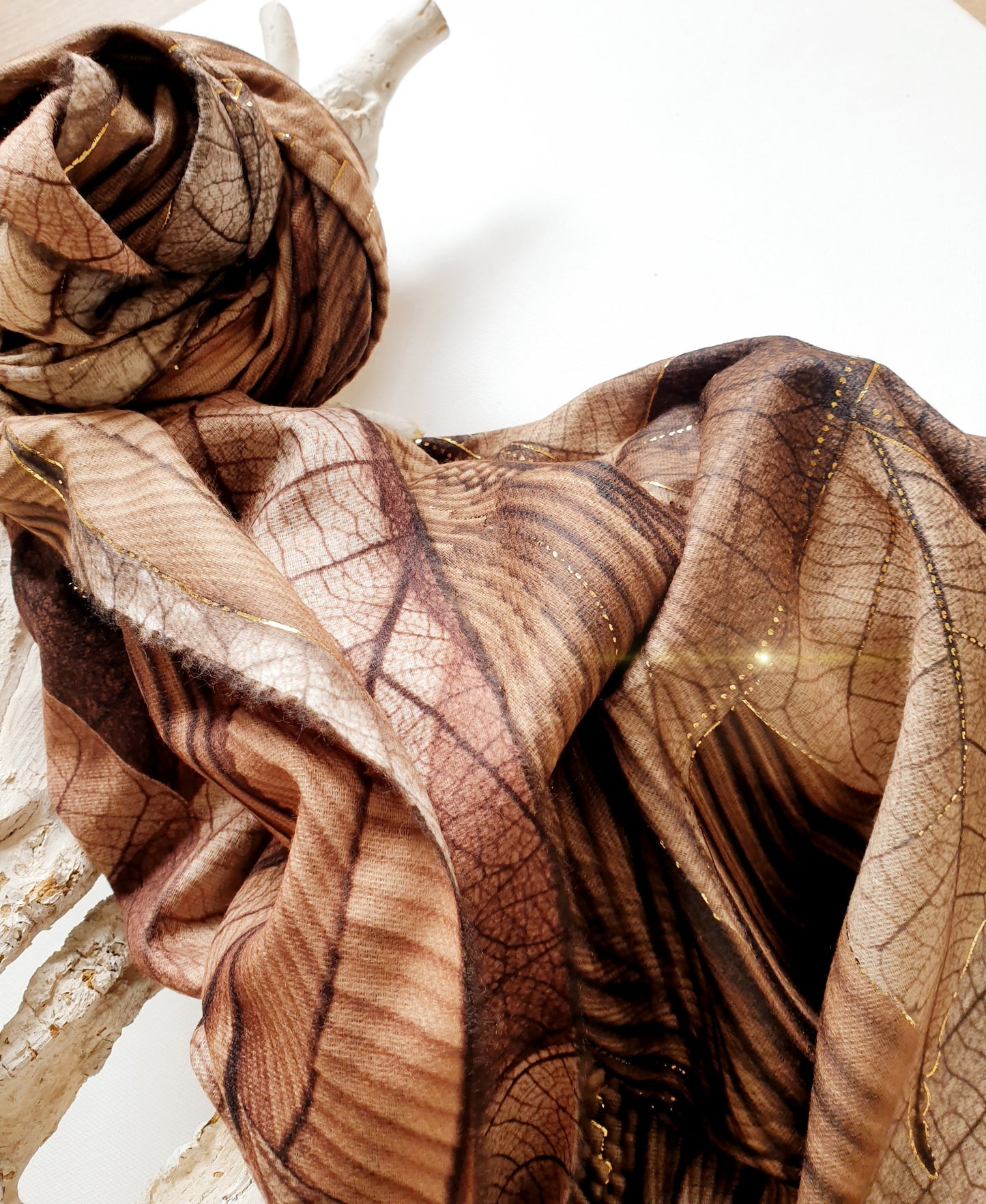 schal-braun-camel-blaettermuster-gold-1