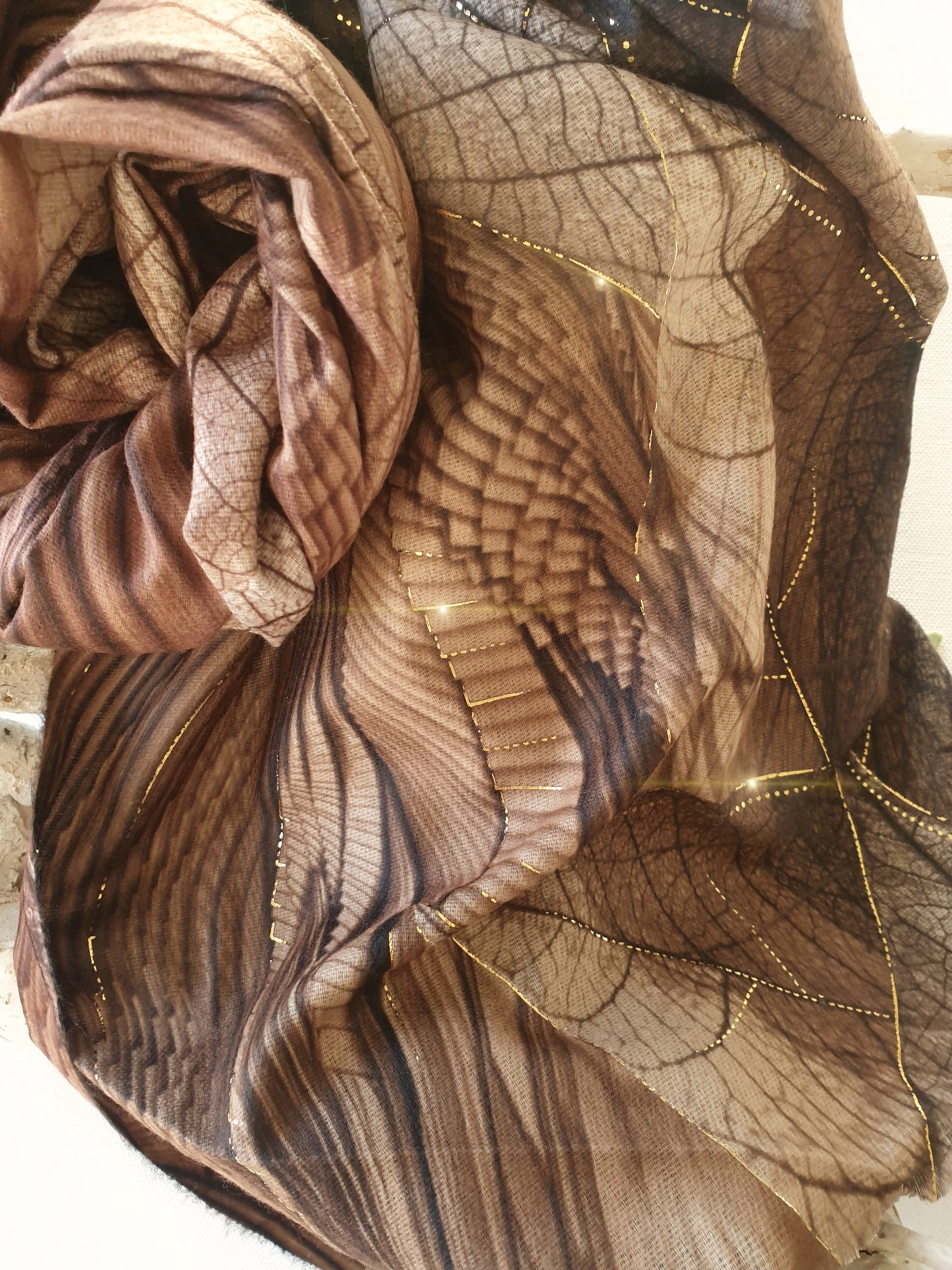 schal-braun-camel-blaettermuster-gold-1