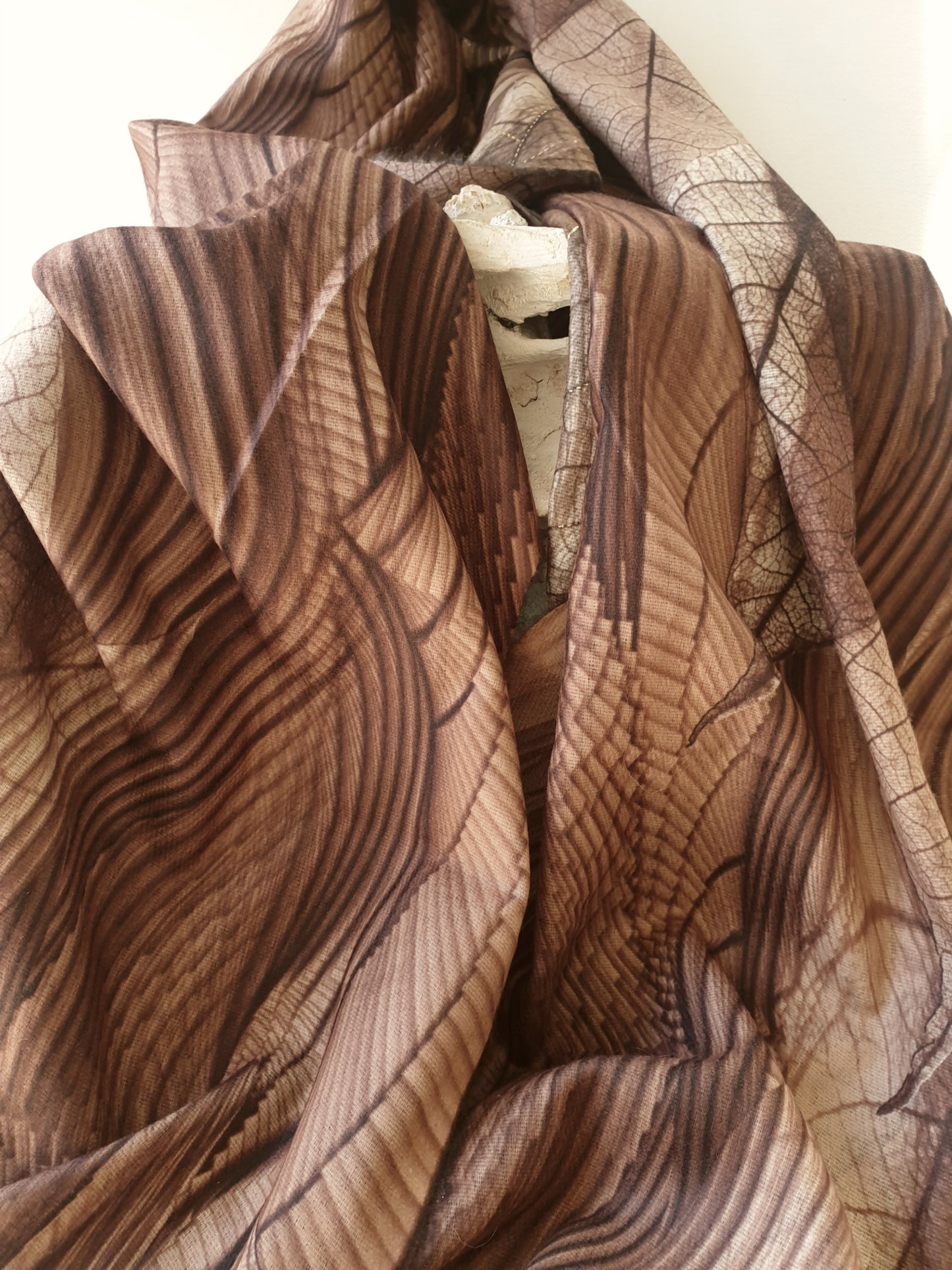 schal-braun-camel-blaettermuster-gold-1