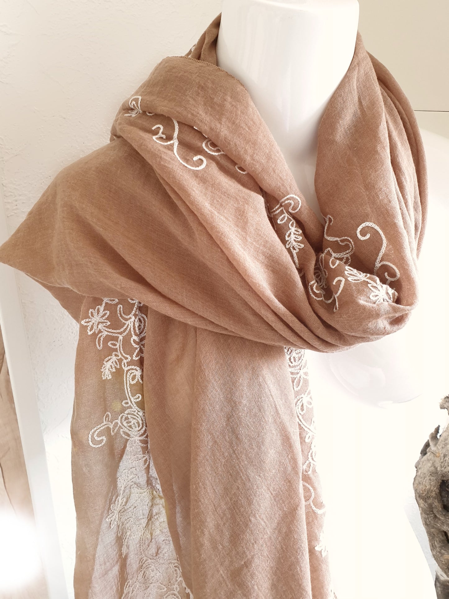 Schal mit Stickerei in Camel Beige