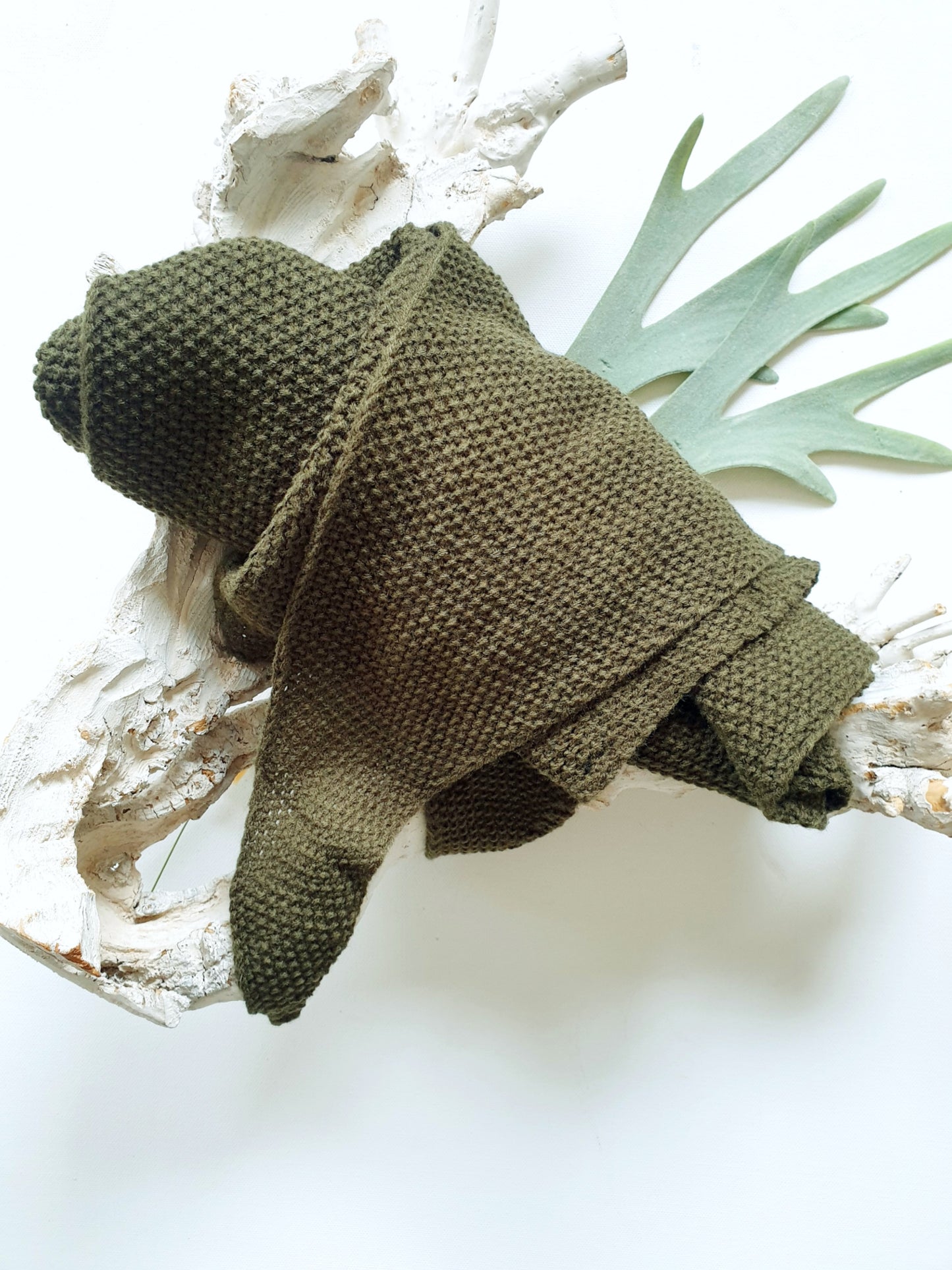 schal-dreieck-strick-olivgrün