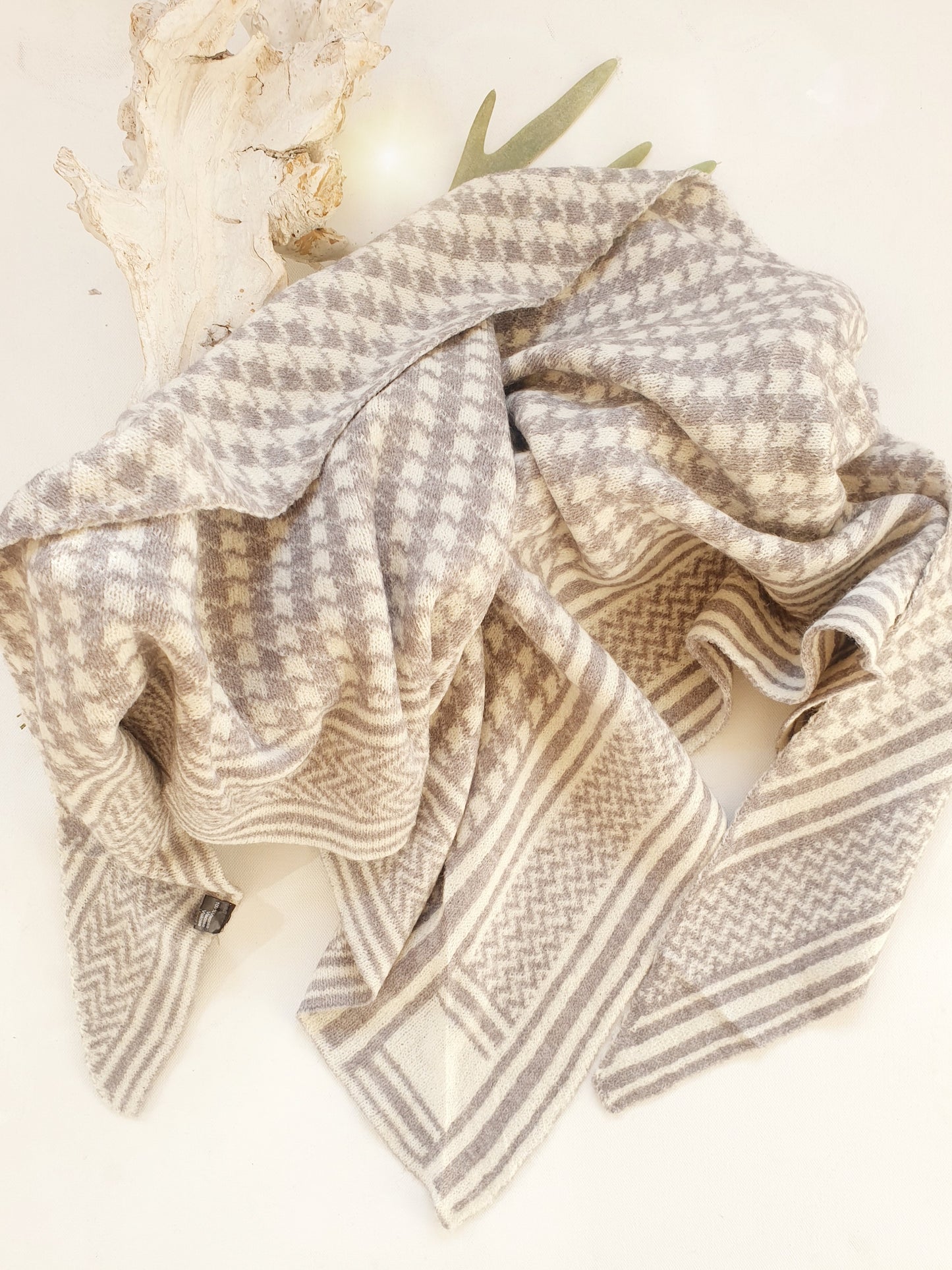 schal-dreieck-winter-strick-pepita-beige-grau-1