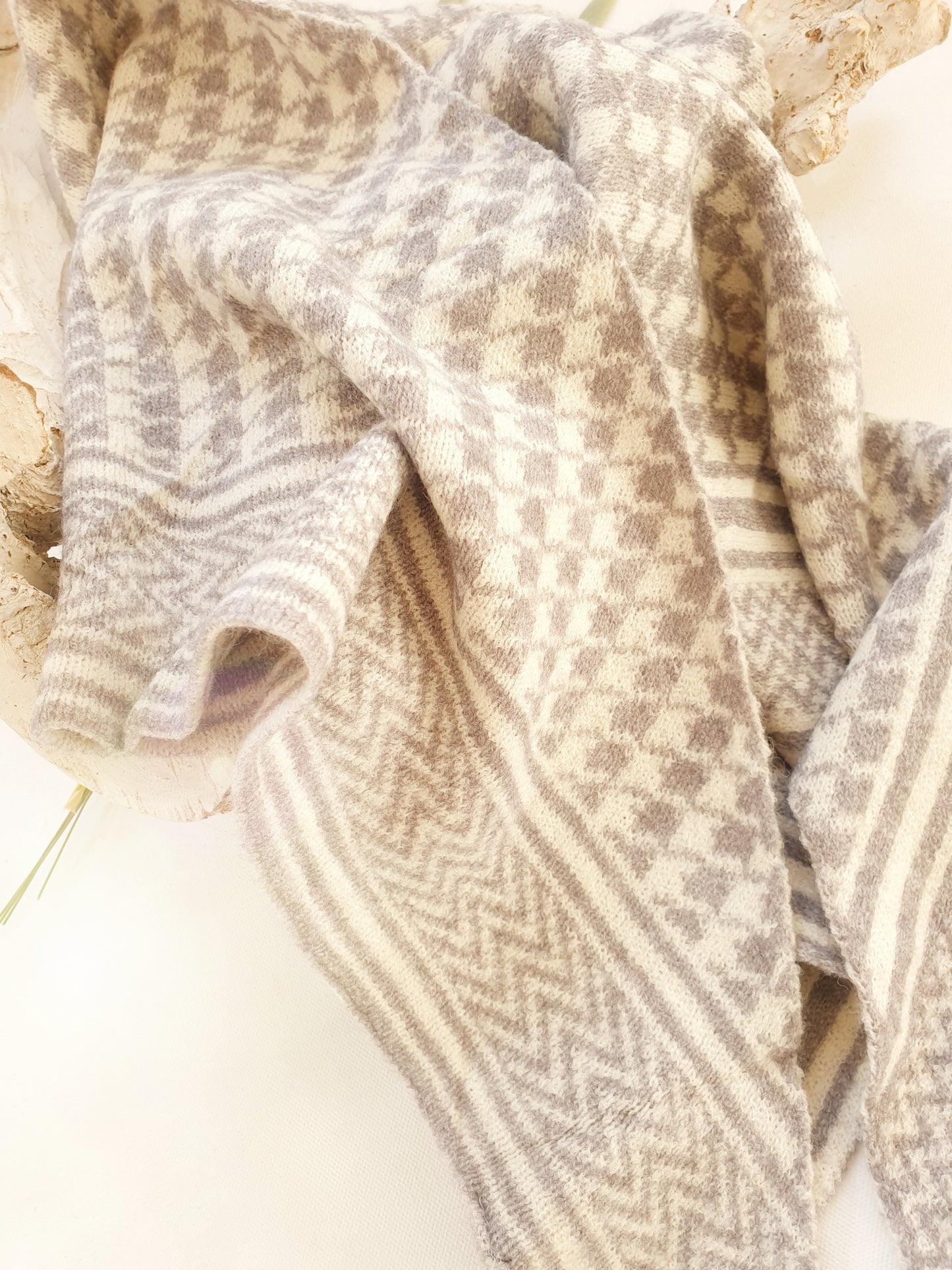 schal-dreieck-winter-strick-pepita-beige-grau-1