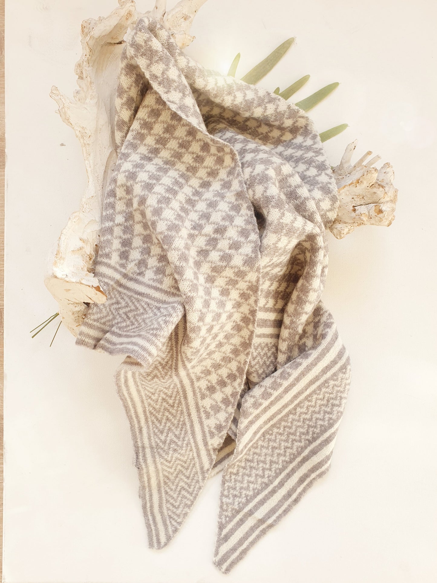 schal-dreieck-winter-strick-pepita-beige-grau-1