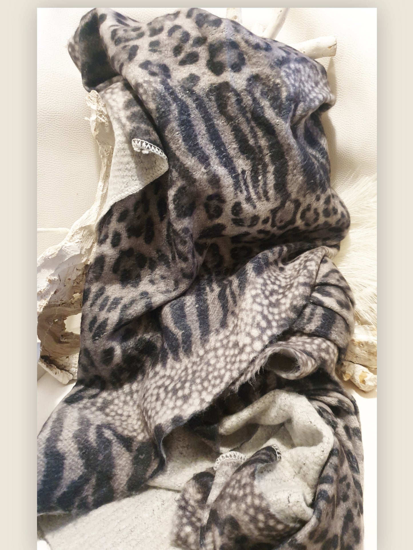 schal-lang-leoprint-grau-100