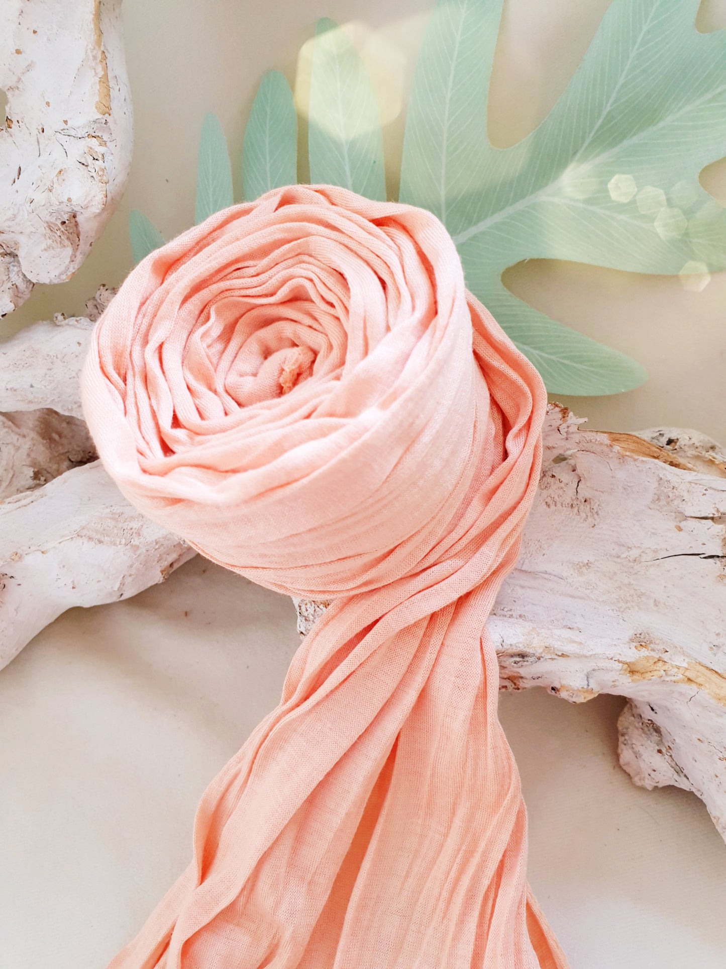 Langer, schmaler Schal aus Jersey in Apricot