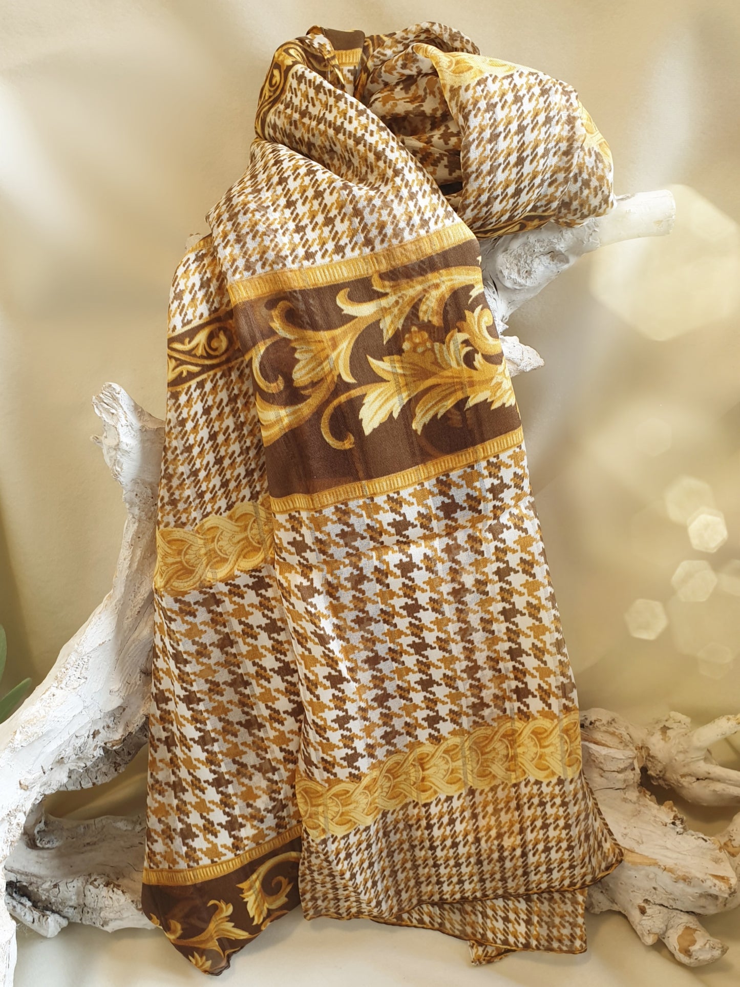 Leichter Schal mit Hahnentritt in Camel und gelb