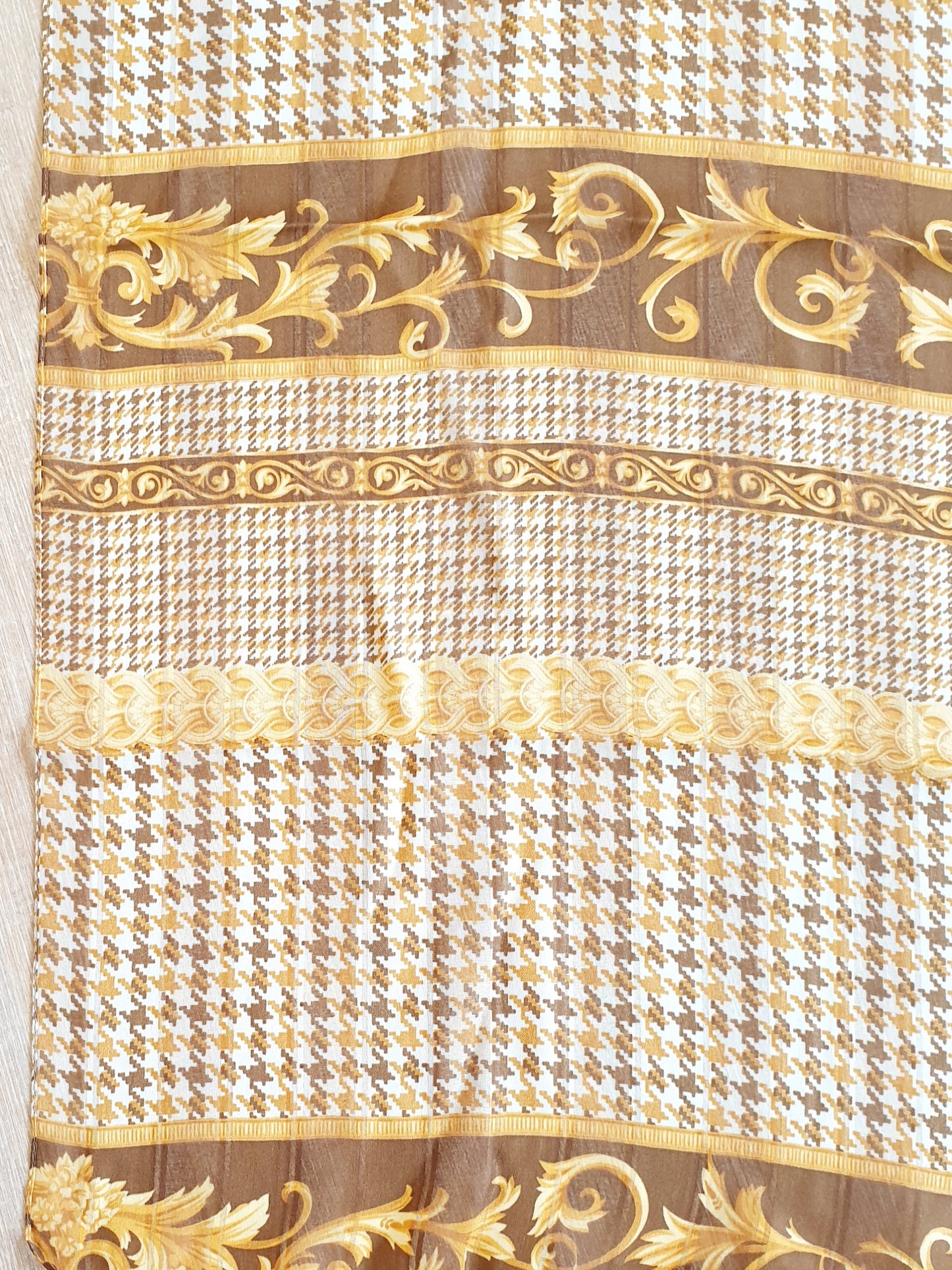Leichter Schal mit Hahnentritt in Camel und gelb