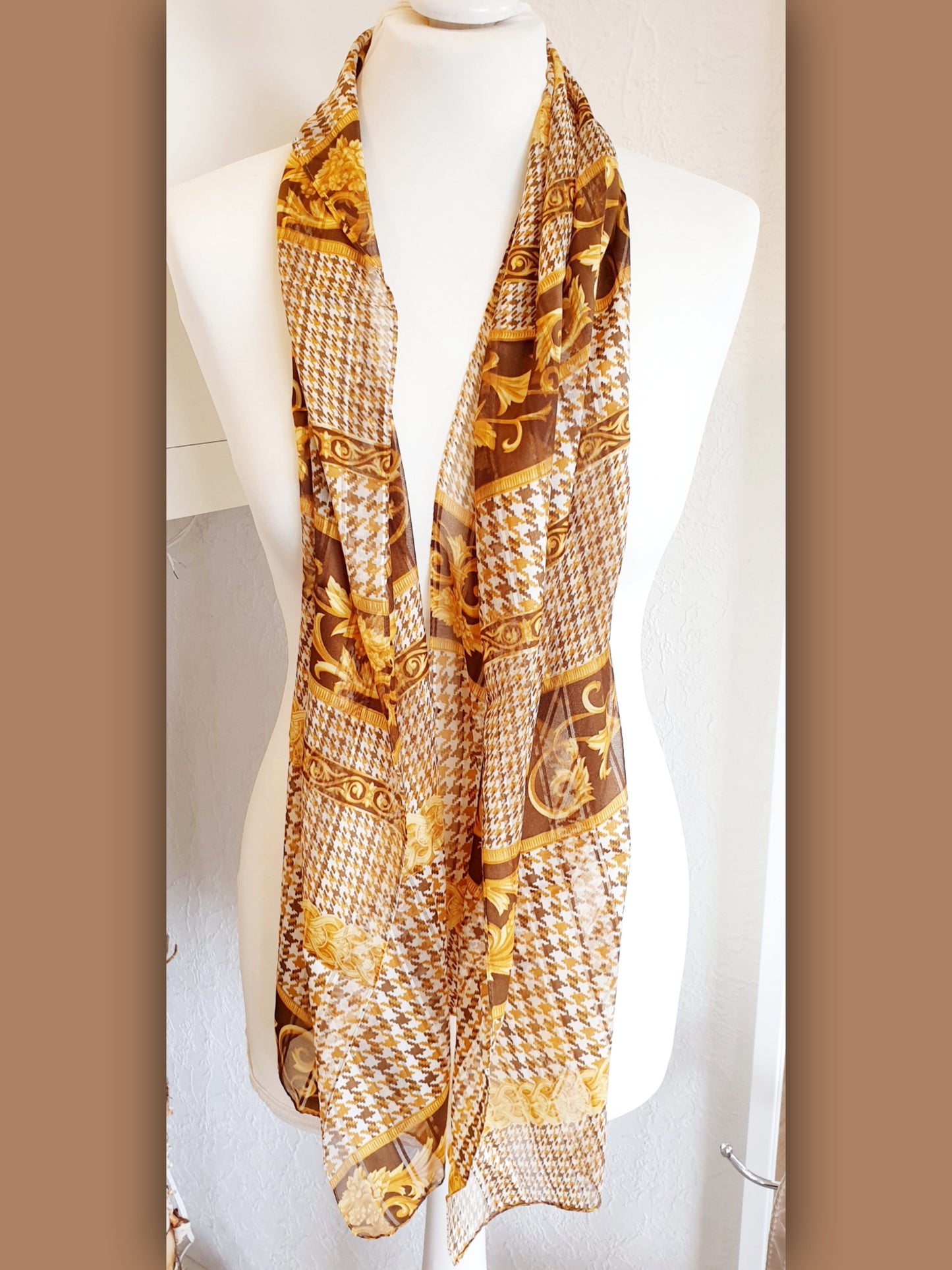 Leichter Schal mit Hahnentritt in Camel und gelb