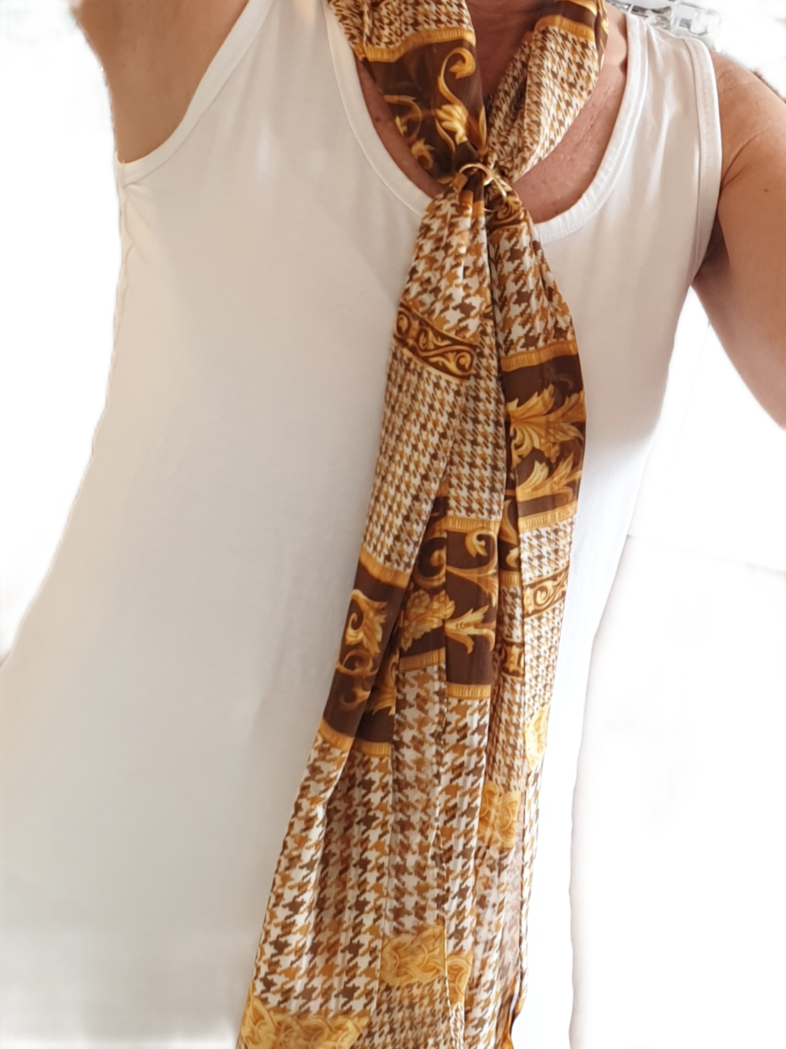 Leichter Schal mit Hahnentritt in Camel und gelb