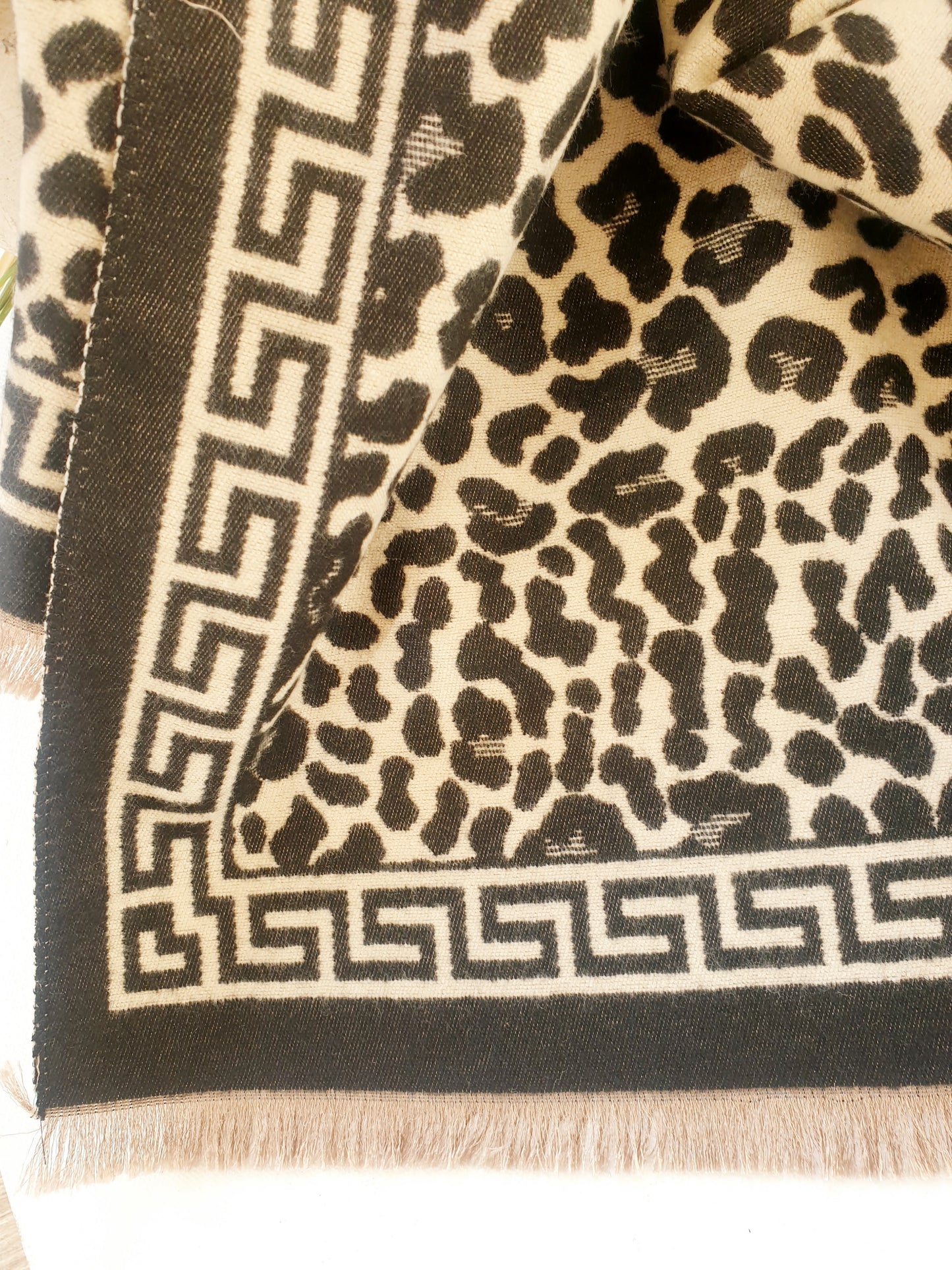 schal-leo-schwarz-beige-viskose-1