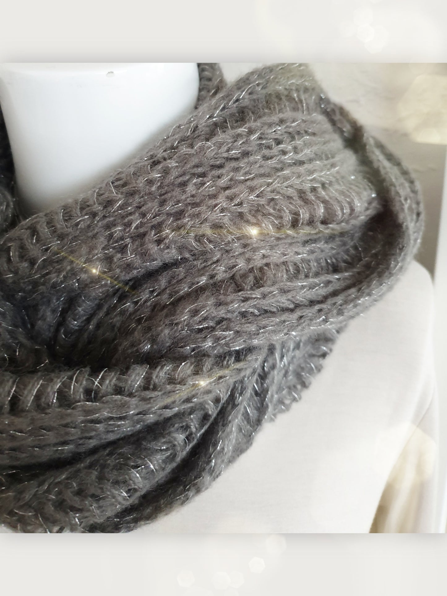 Strickloop in Grau mit Silberfäden