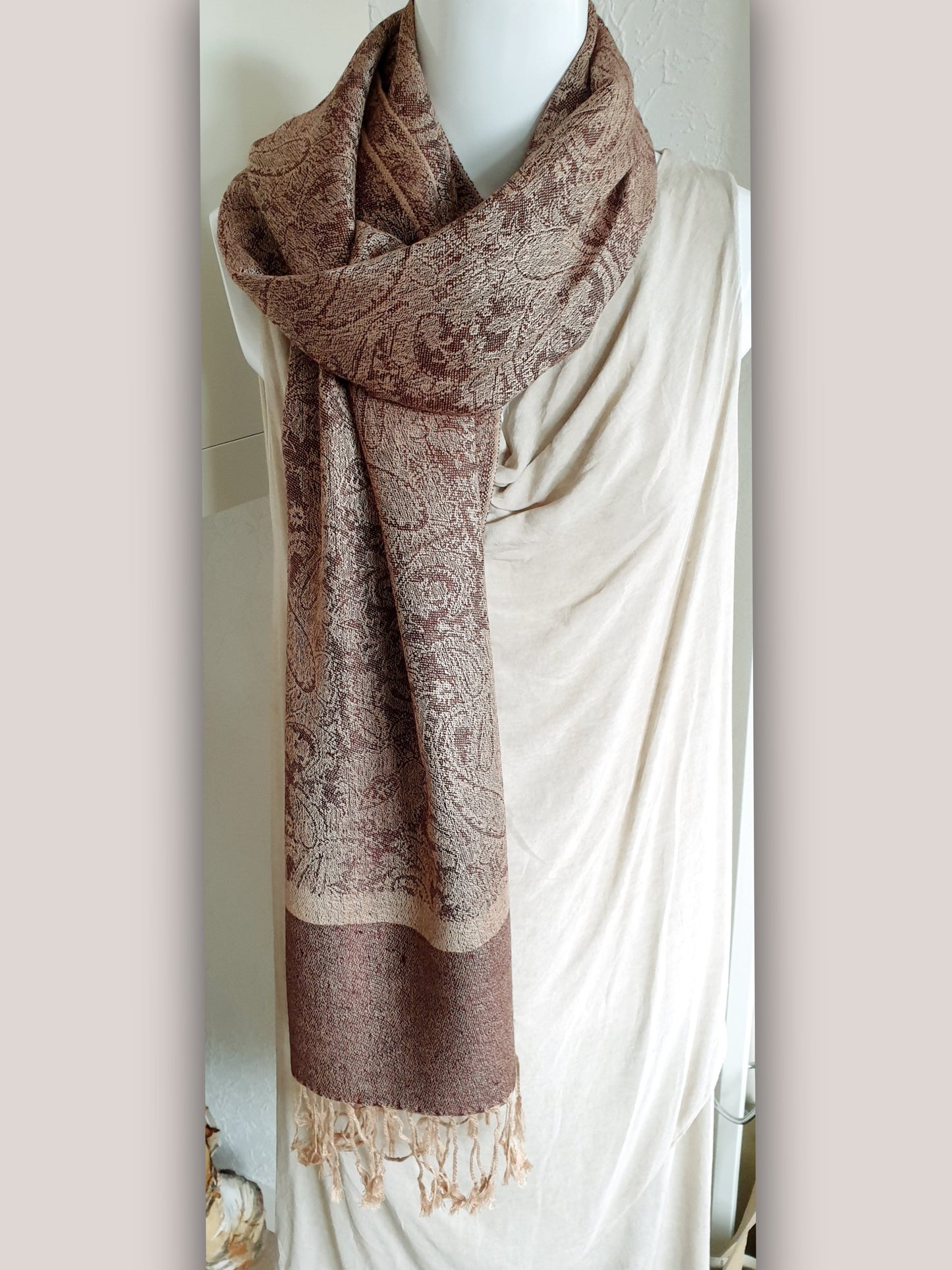 Schal in rosenholzbraun mit Paisley Muster in Nude