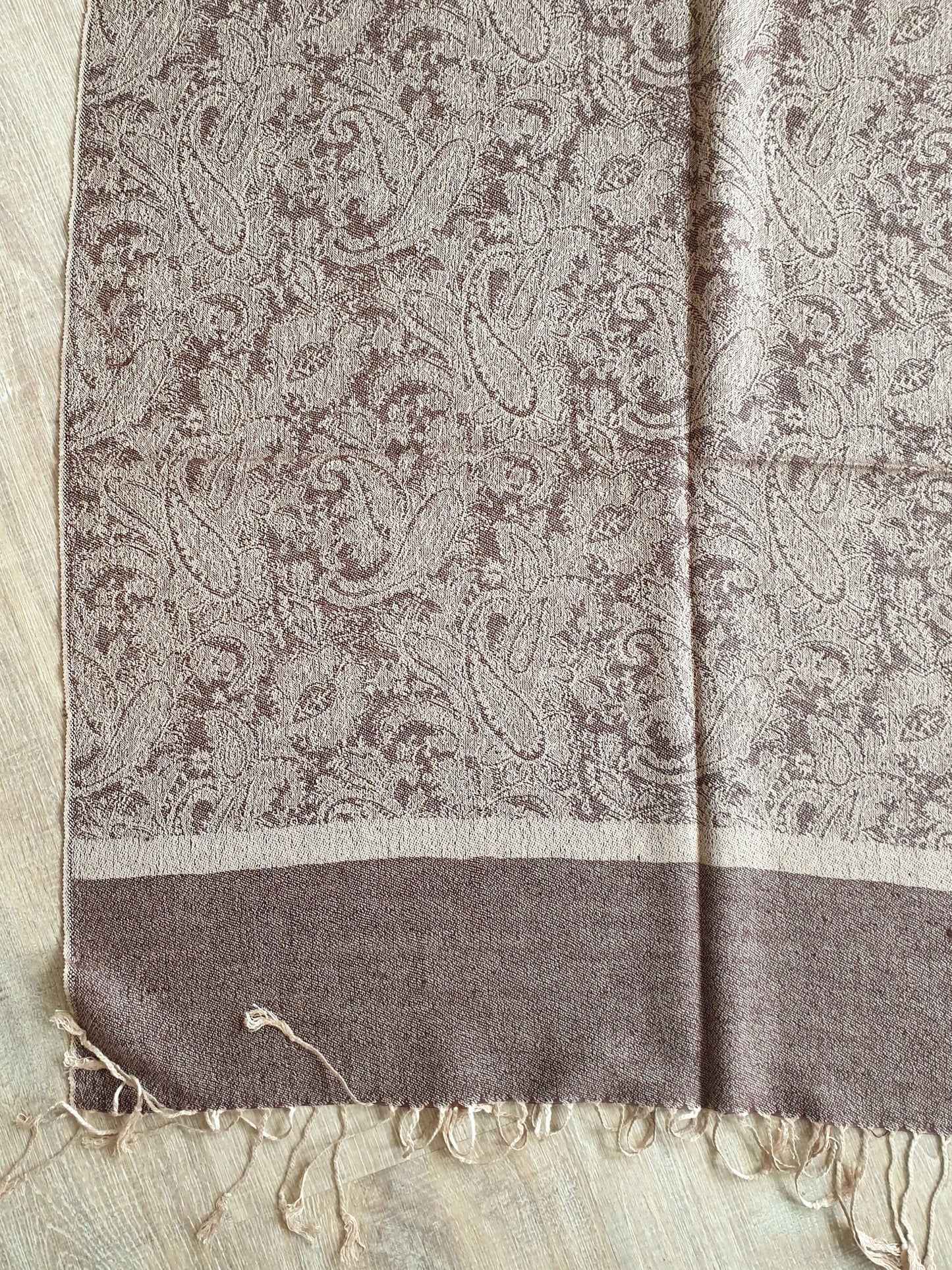 Schal in rosenholzbraun mit Paisley Muster in Nude
