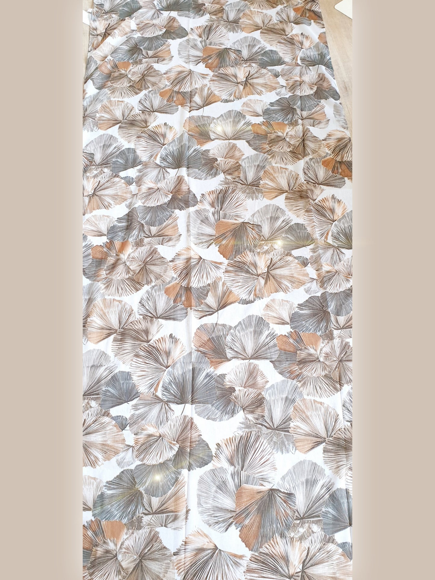 leichter Schal mit blättermuster und Seidenanteil in Camel und Grautönen mit Goldeffekten