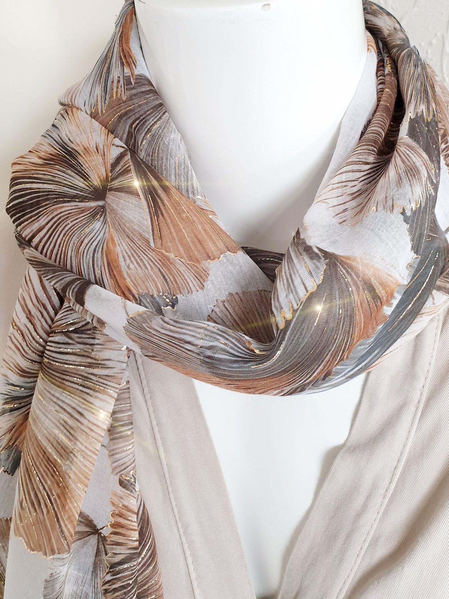 leichter Schal mit blättermuster und Seidenanteil in Camel und Grautönen mit Goldeffekten