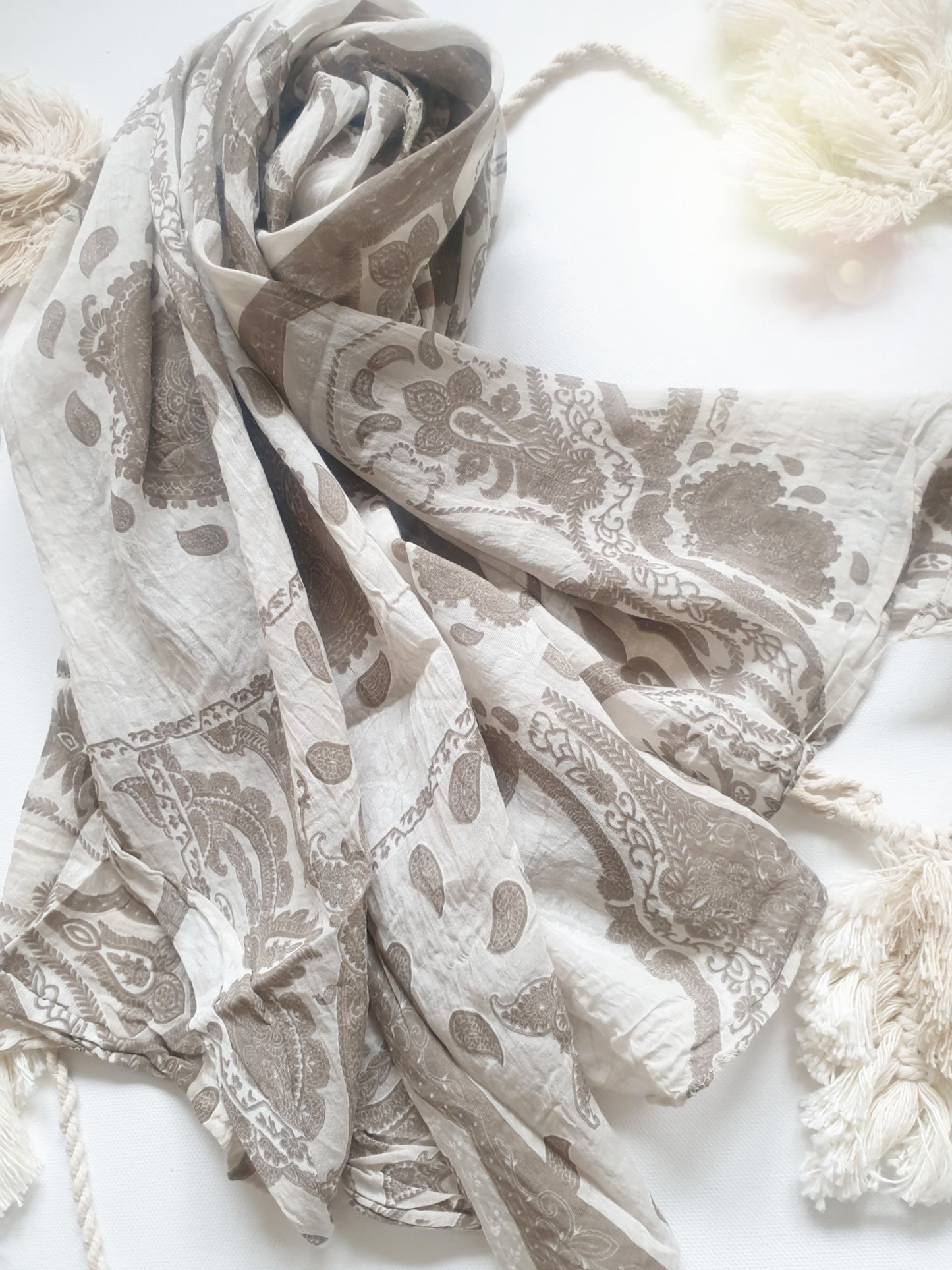 Sommerschal in Beige taupe mit Paisley Muster