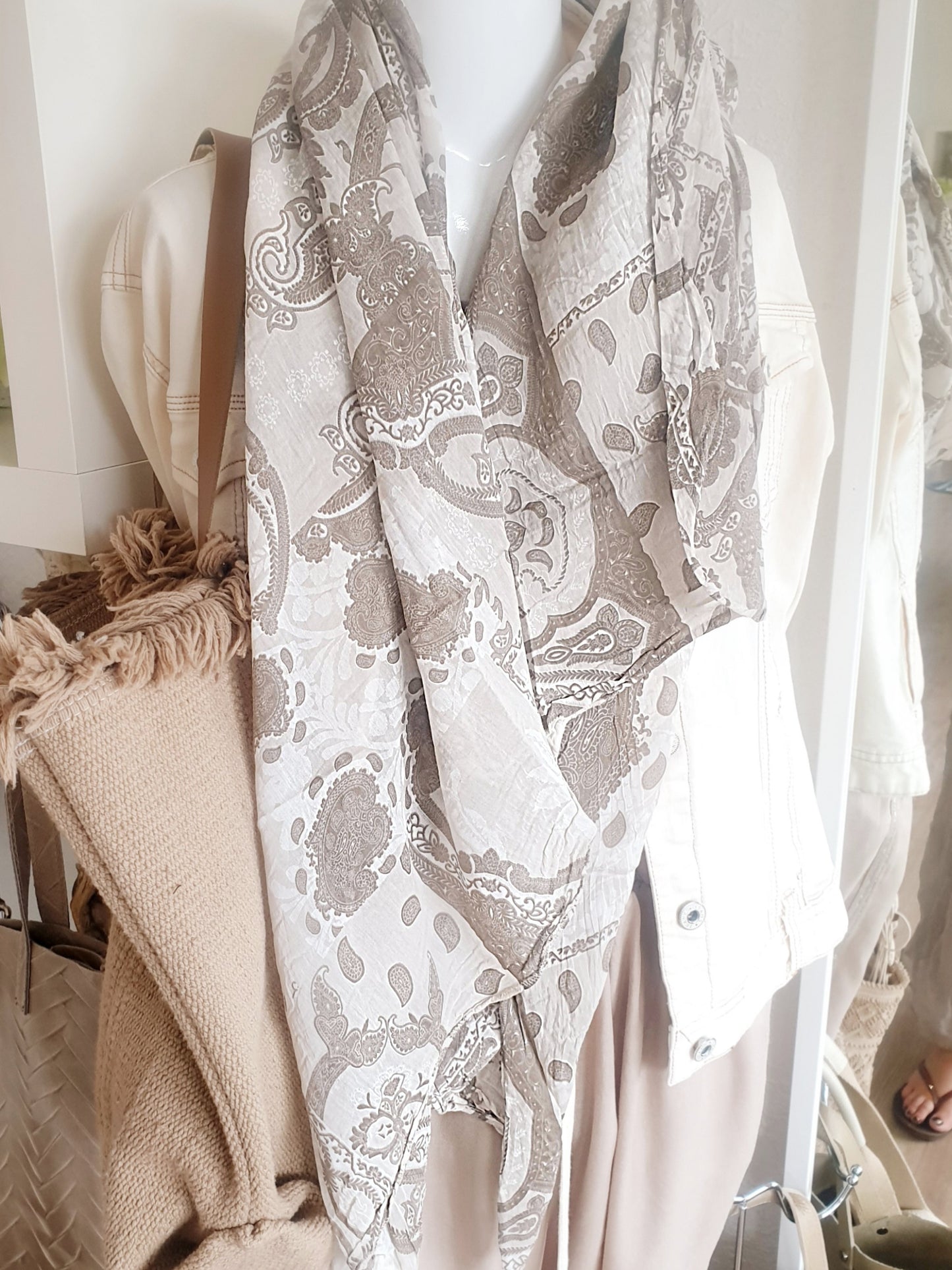 Sommerschal in Beige taupe mit Paisley Muster