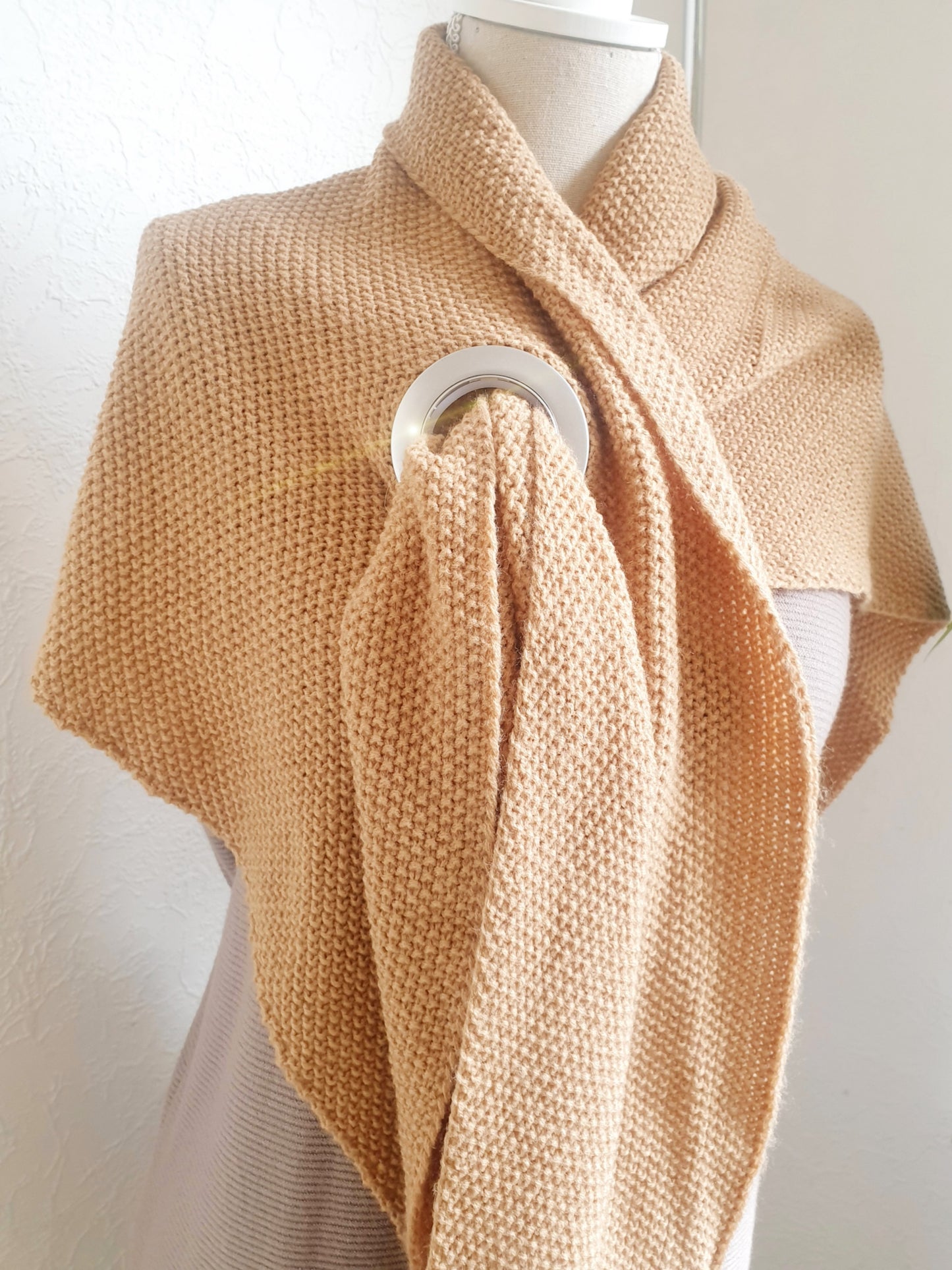 Strickschal mit Loch zum Durchziehen in Camel