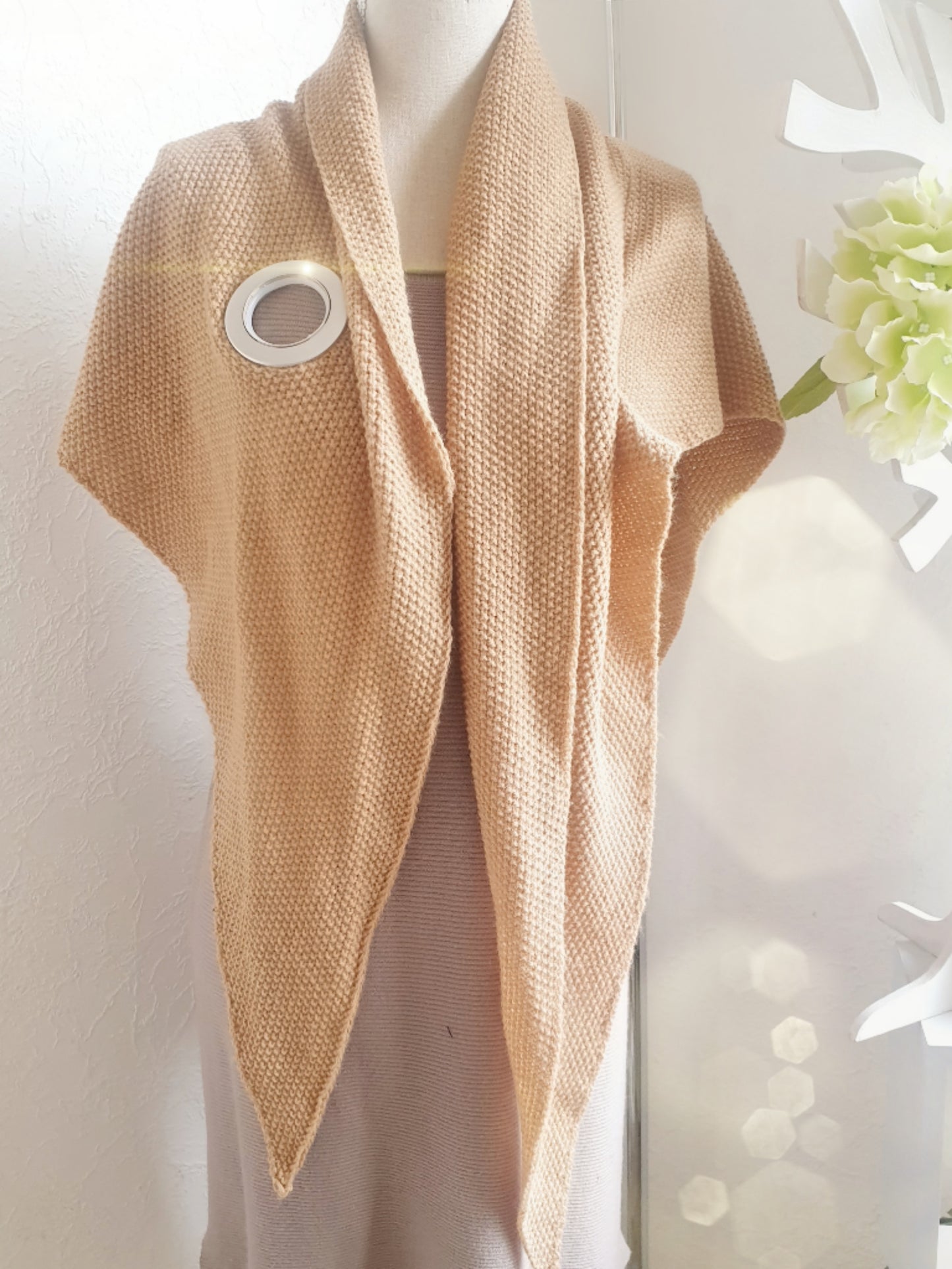 Strickschal mit Loch zum Durchziehen in Camel