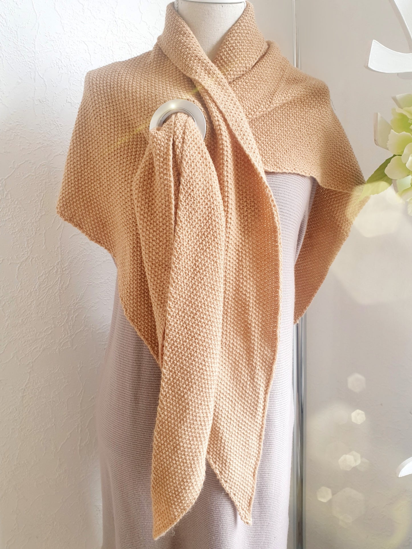 Strickschal mit Loch zum Durchziehen in Camel