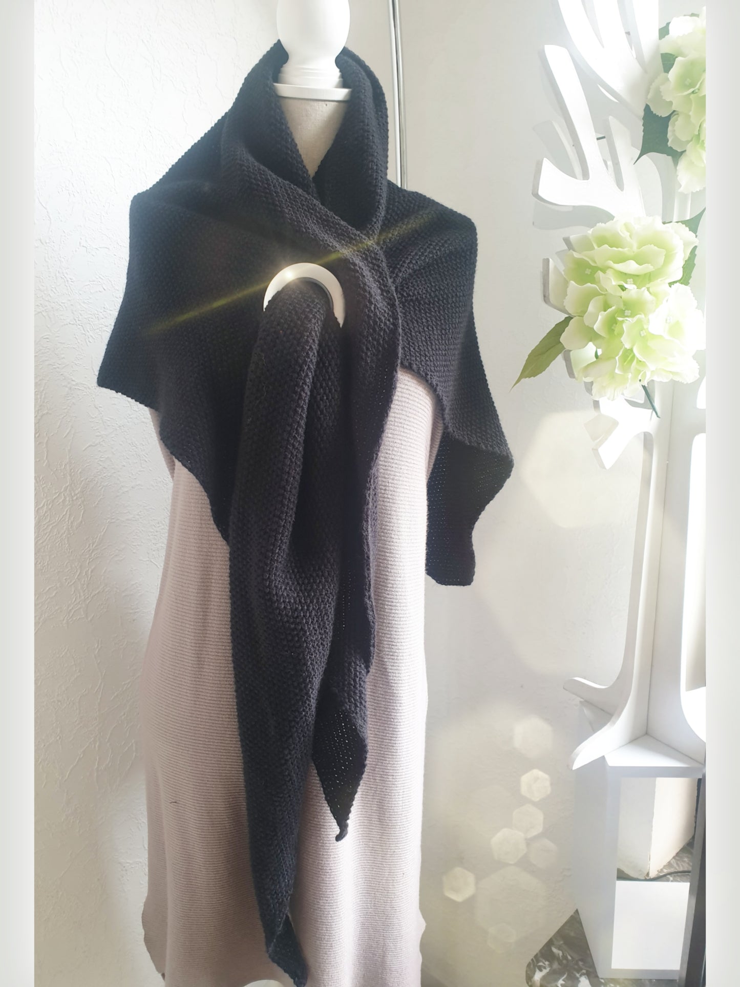Strickschal mit Loch zum Durchziehen in Schwarz