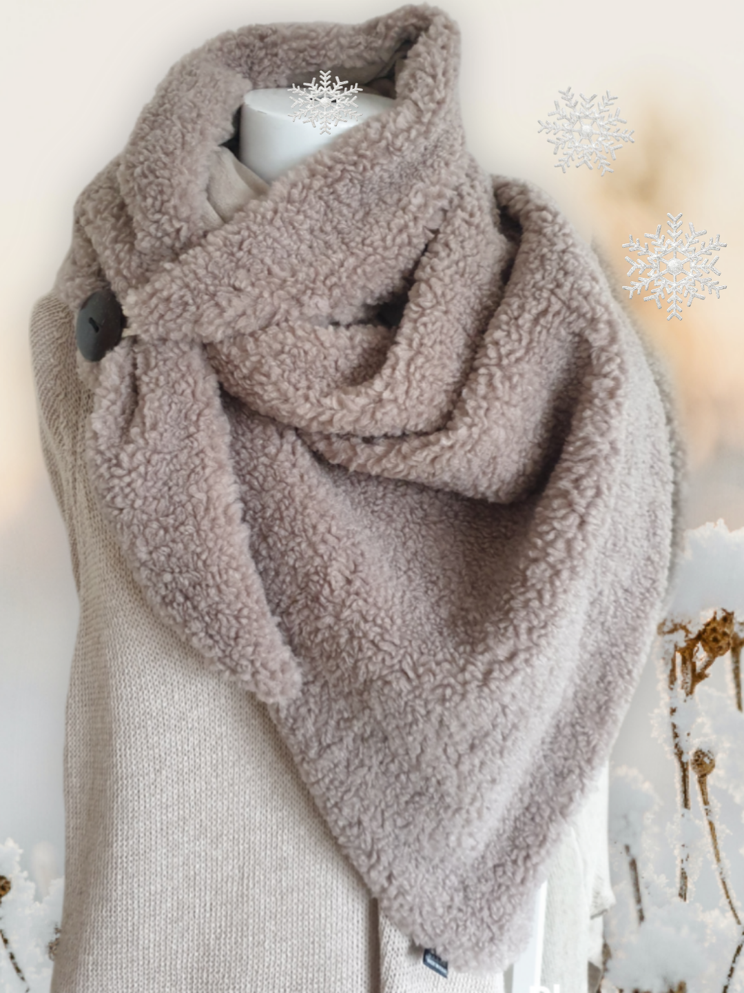 Dreiecksschal aus Teddyfell mit Knopf in Taupe