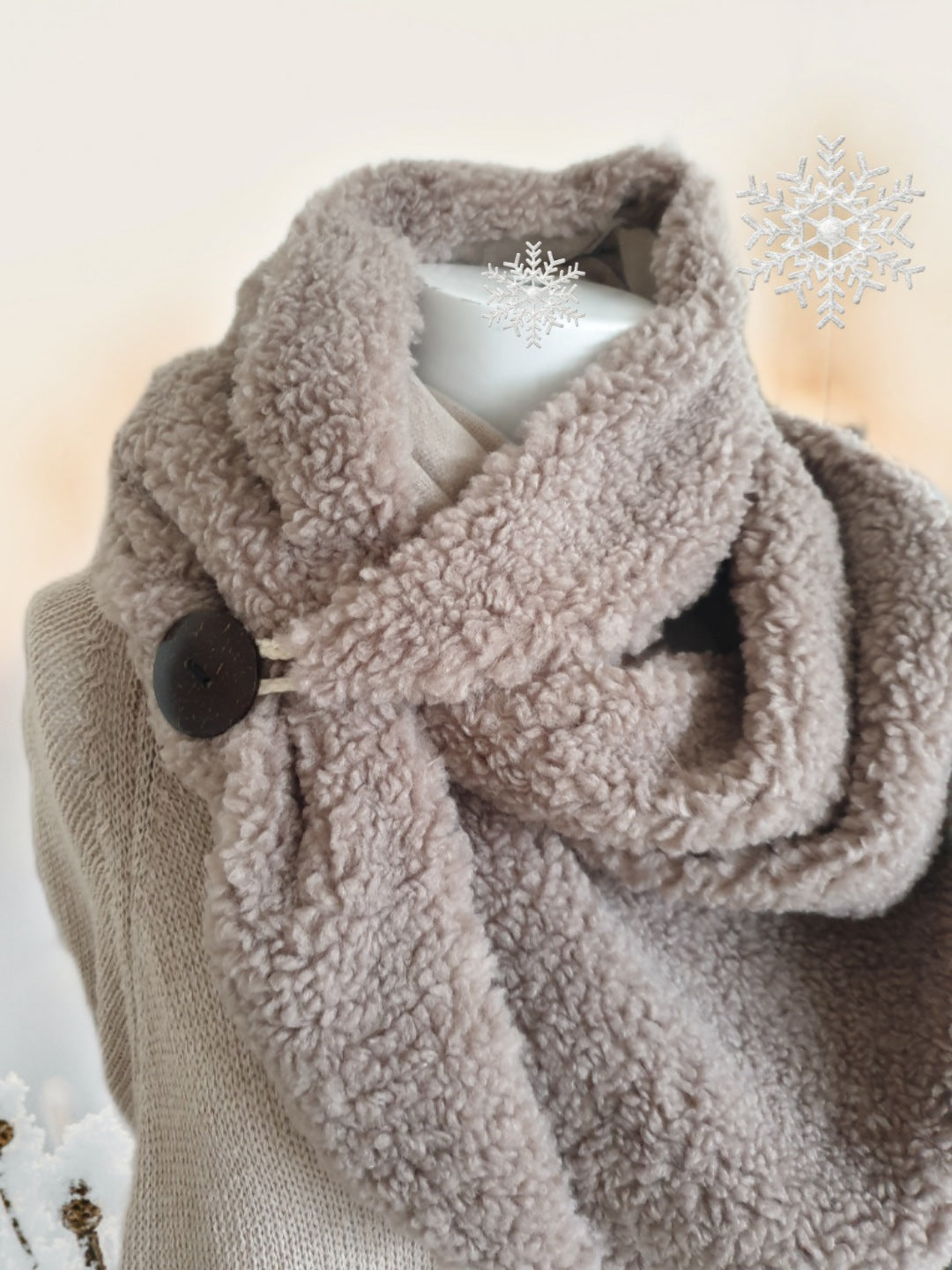 Dreiecksschal aus Teddyfell mit Knopf in Taupe