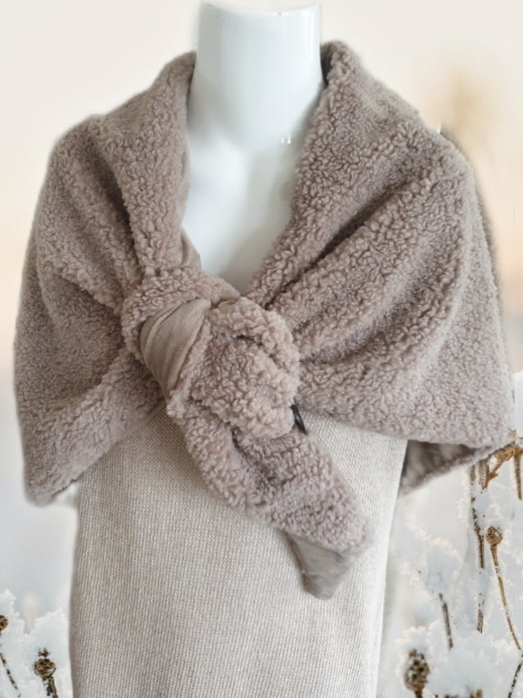 Dreiecksschal aus Teddyfell mit Knopf in Taupe