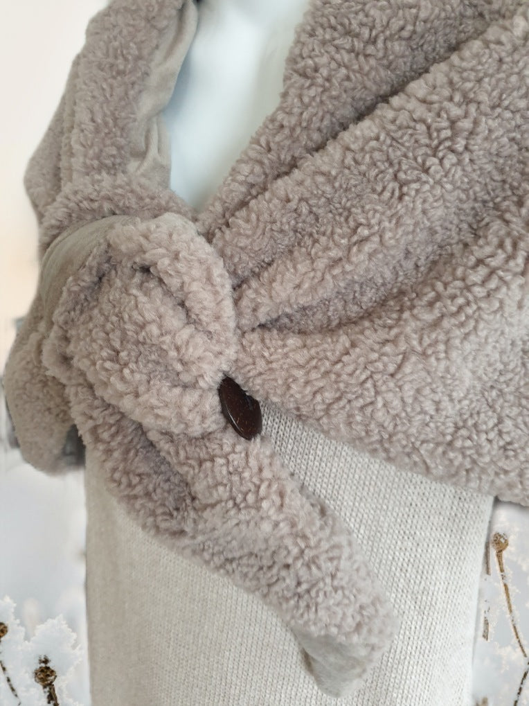 Dreiecksschal aus Teddyfell mit Knopf in Taupe